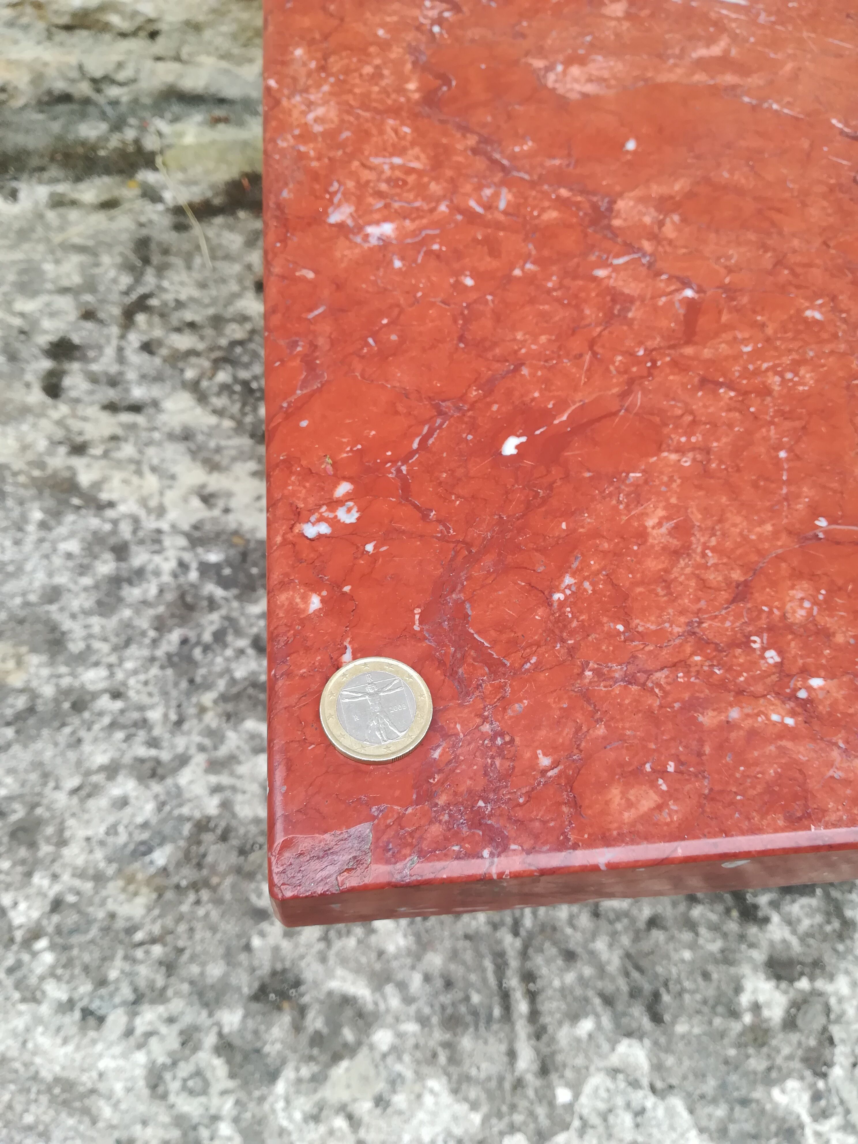 Table basse en marbre rouge