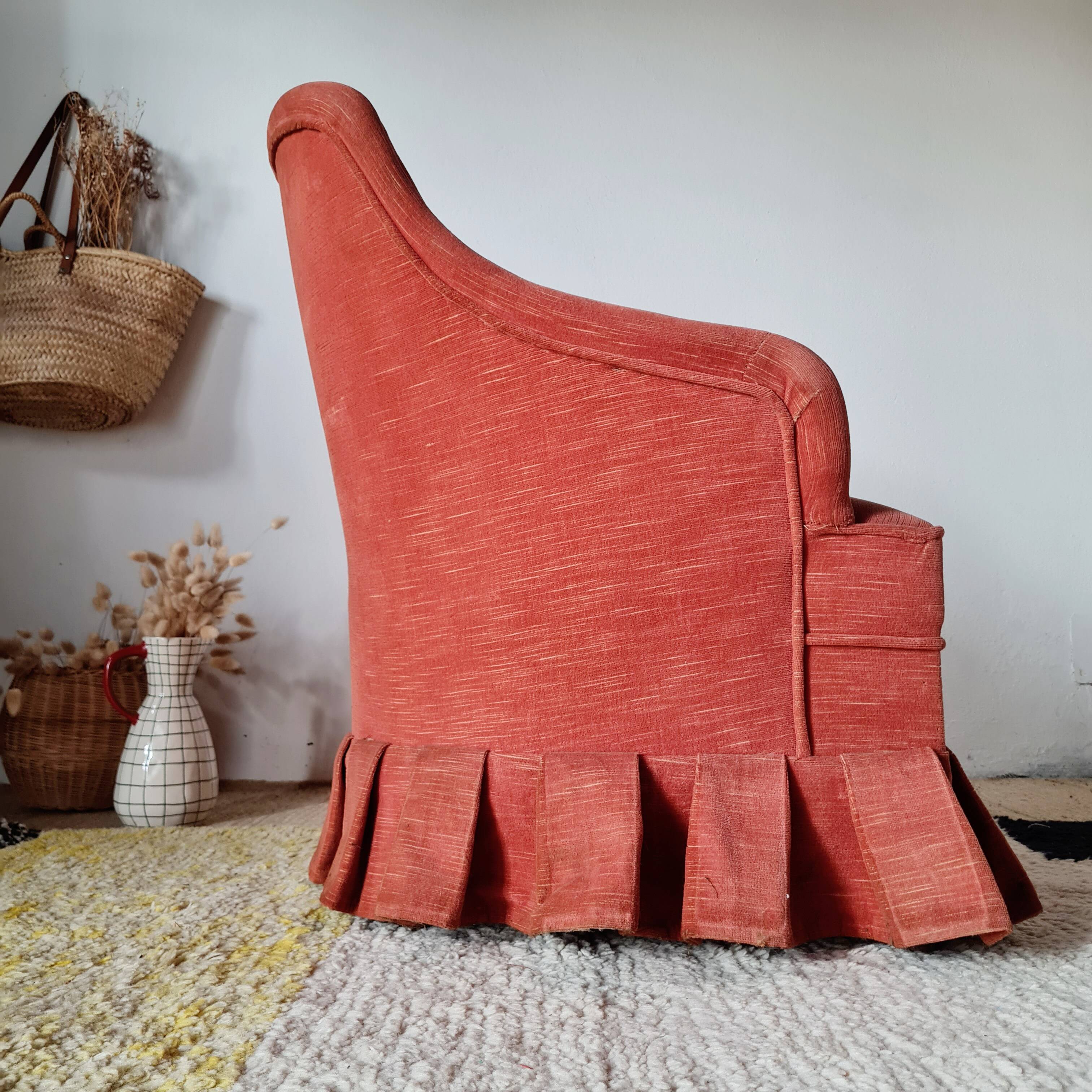 Fauteuil crapaud en velours rouge - jupe