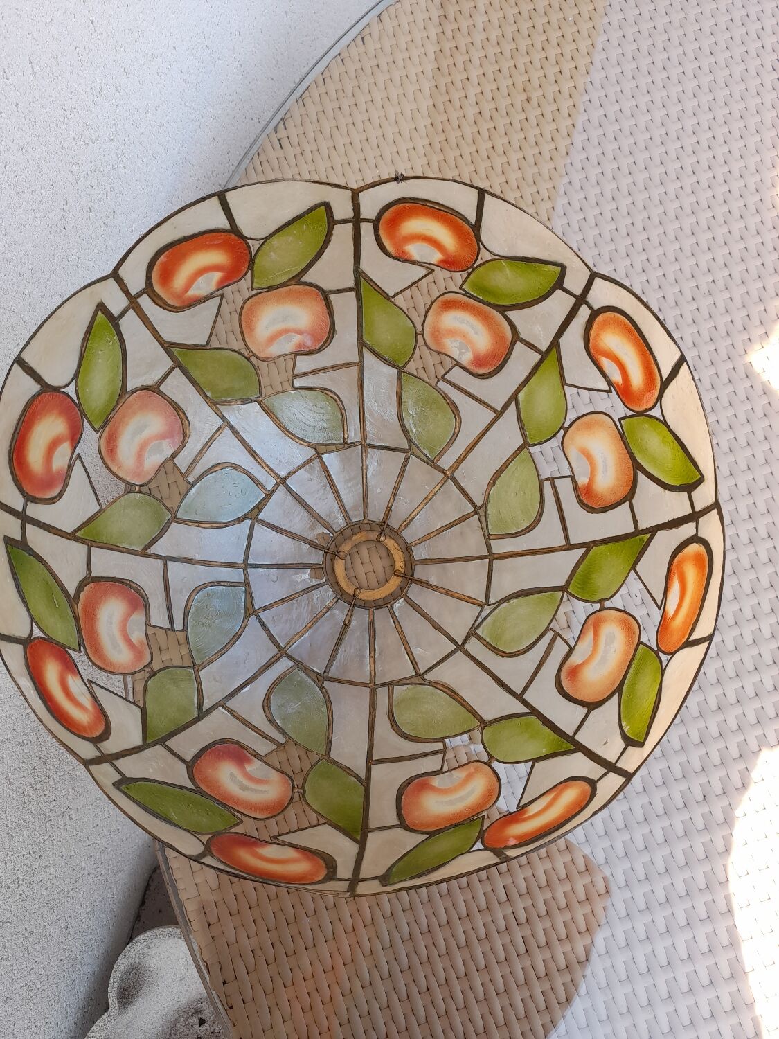 Chandelier suspension in mother-of-pearl red apples