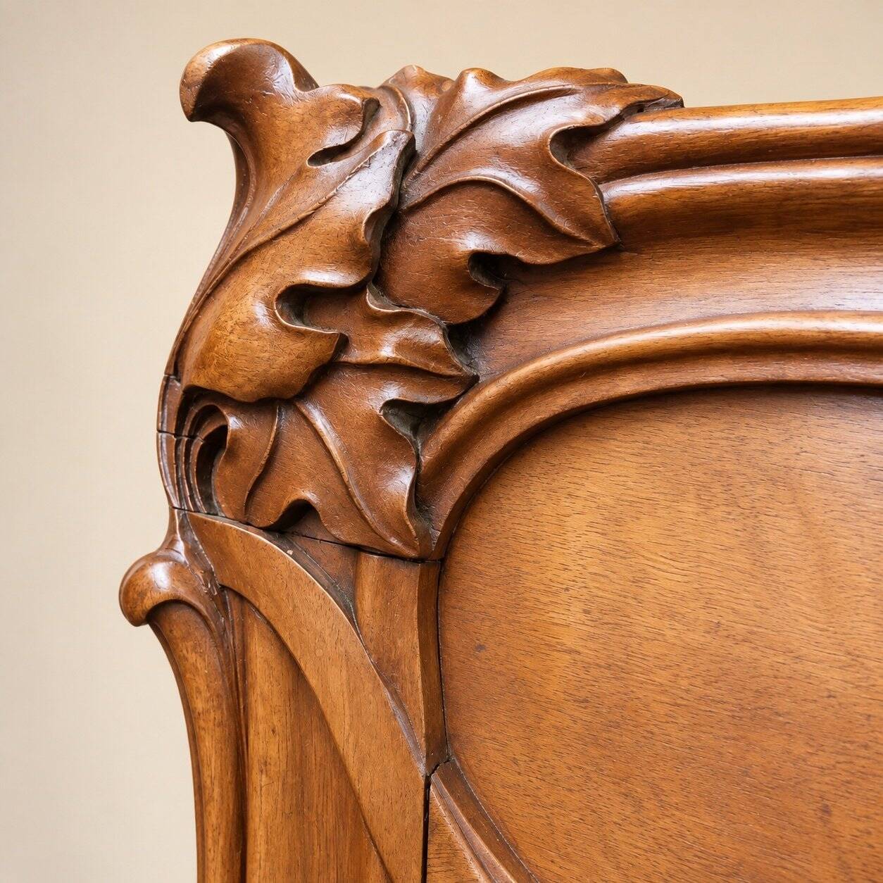 Double bed from the Art Nouveau period – Carved mahogany – Relief flowers
