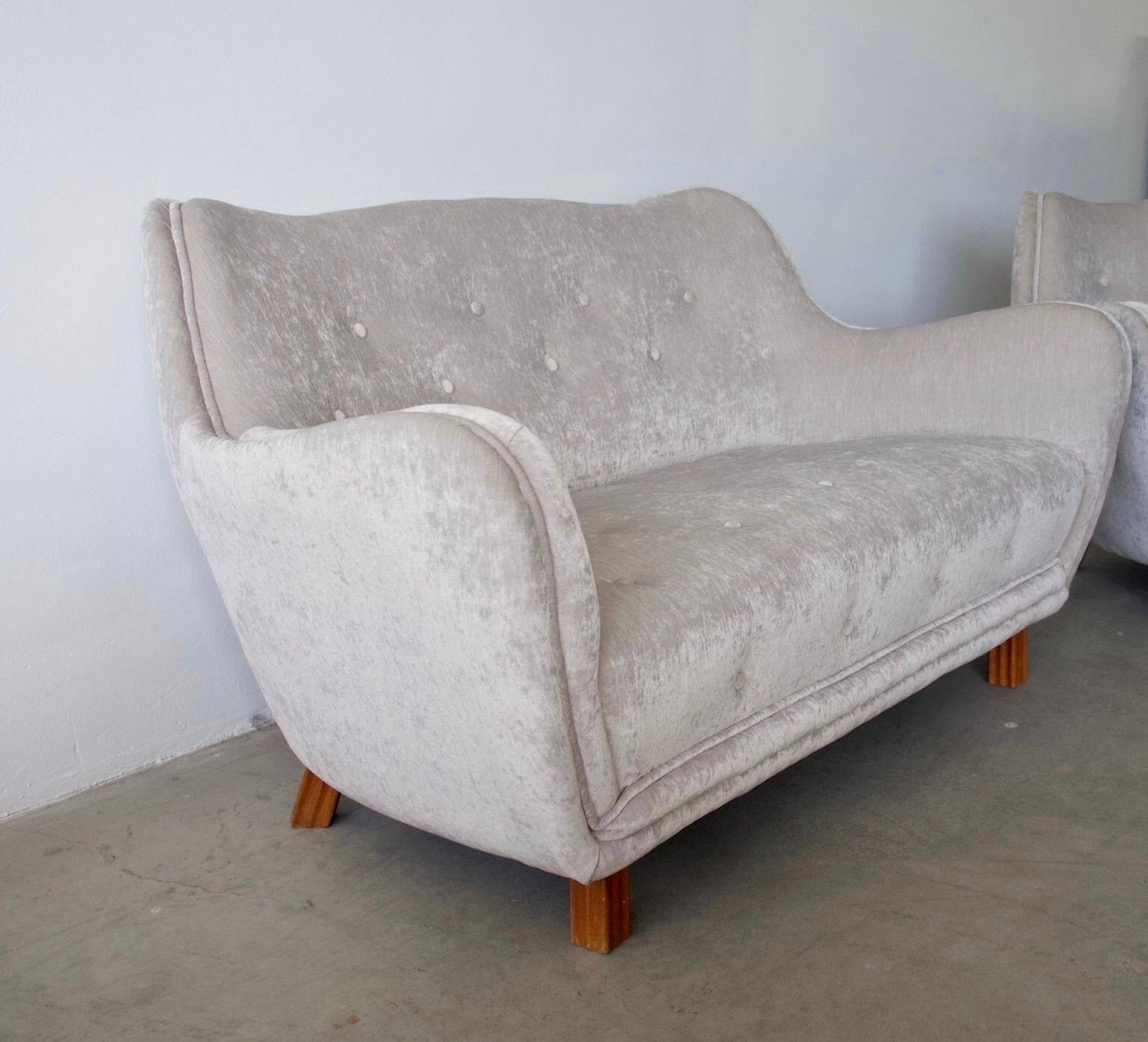 Grey velvet buttoned sofa by Levi's Mobelafarr