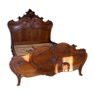 Lit de style Louis XV provençal en noyer richement sculpté et gravé