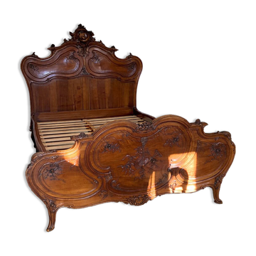 Lit de style Louis XV provençal en noyer richement sculpté et gravé