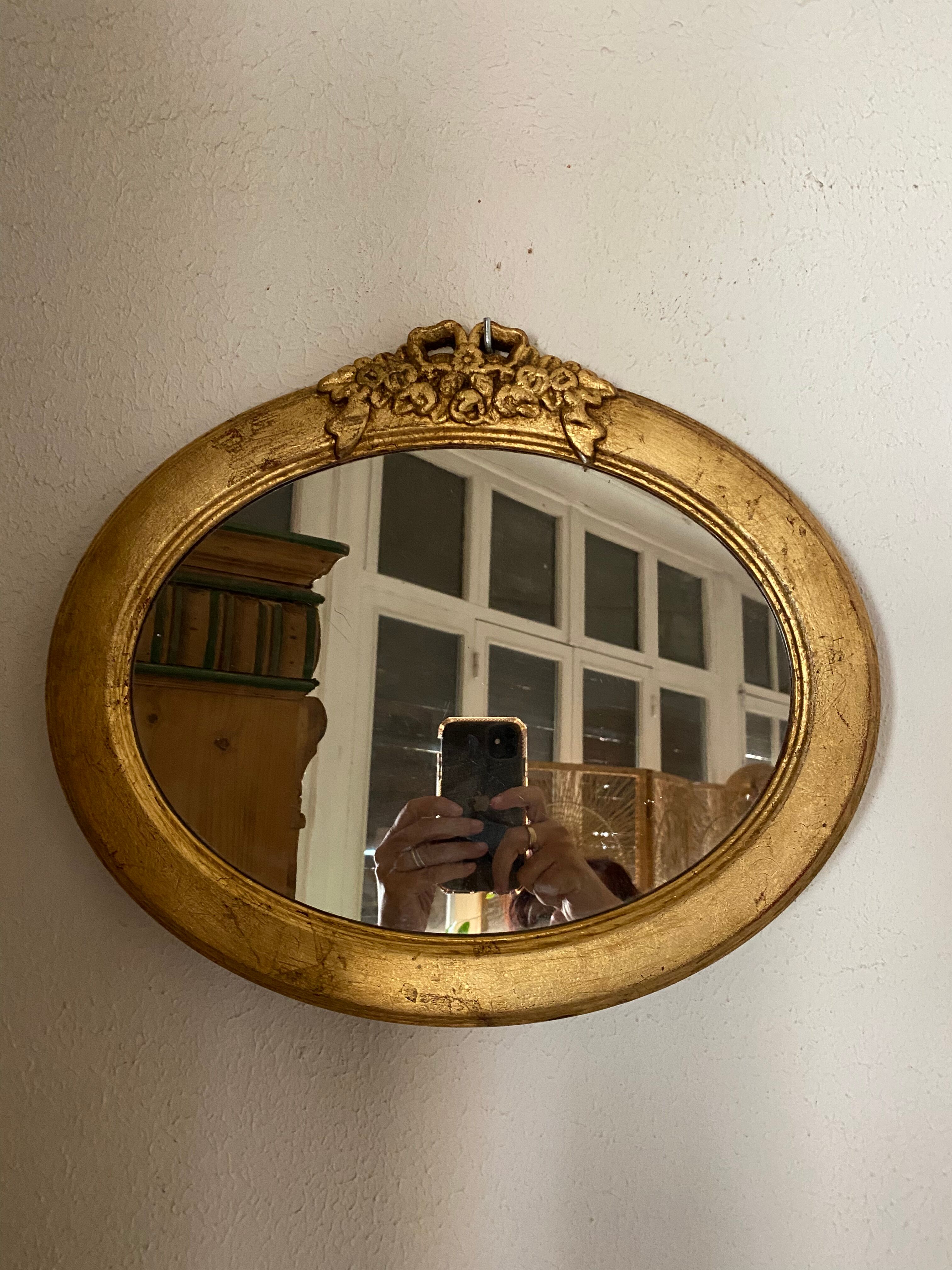 Oval mirror in gilded wood with knot, 32x37 cm