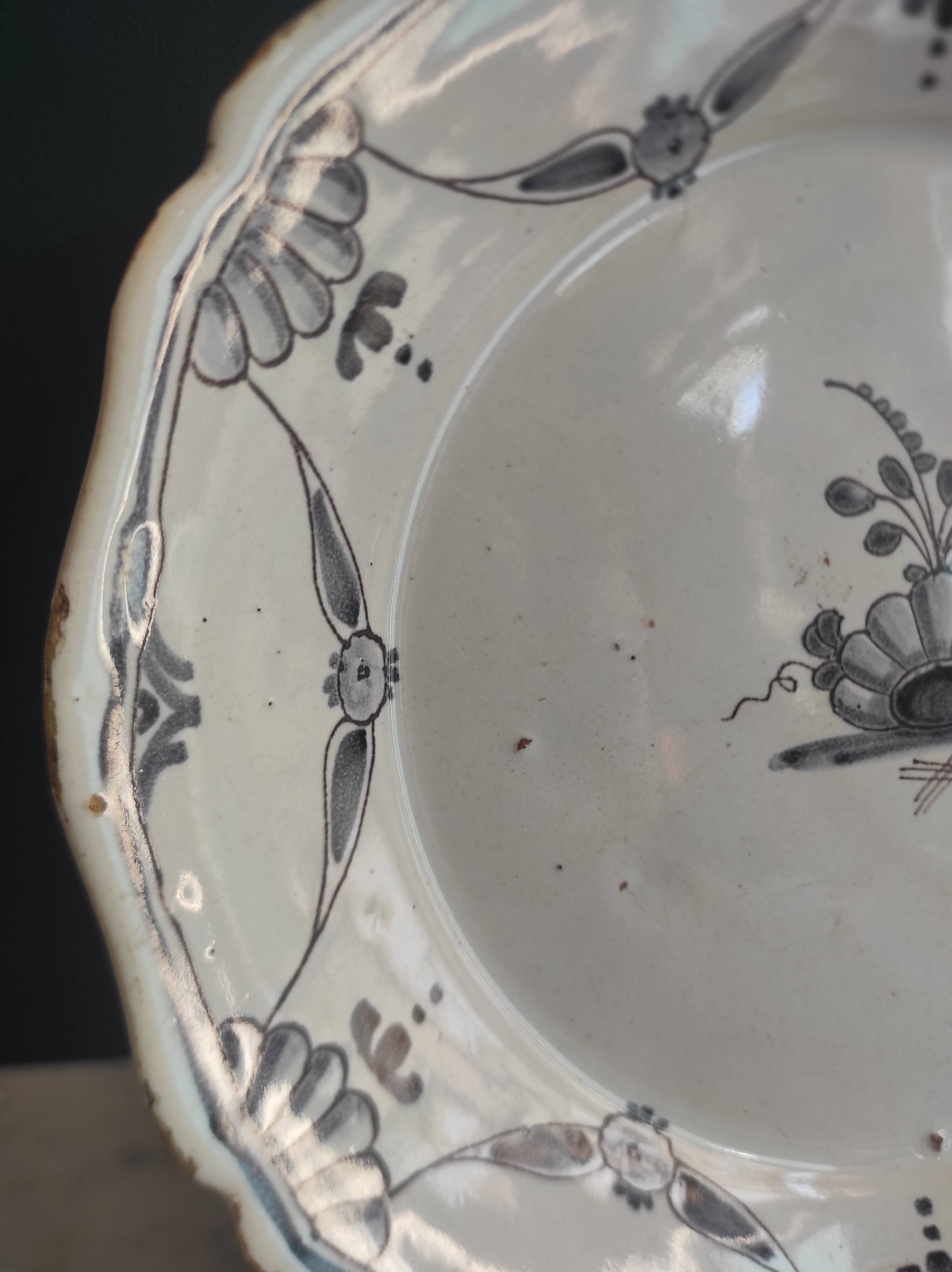 Assiette ancienne française, Nevers, XVIIIe siècle