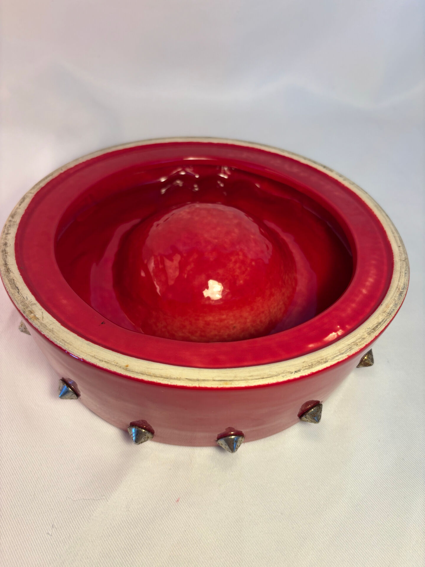 Cendrier vintage rouge laqué à clous métalliques – pièce design et déc