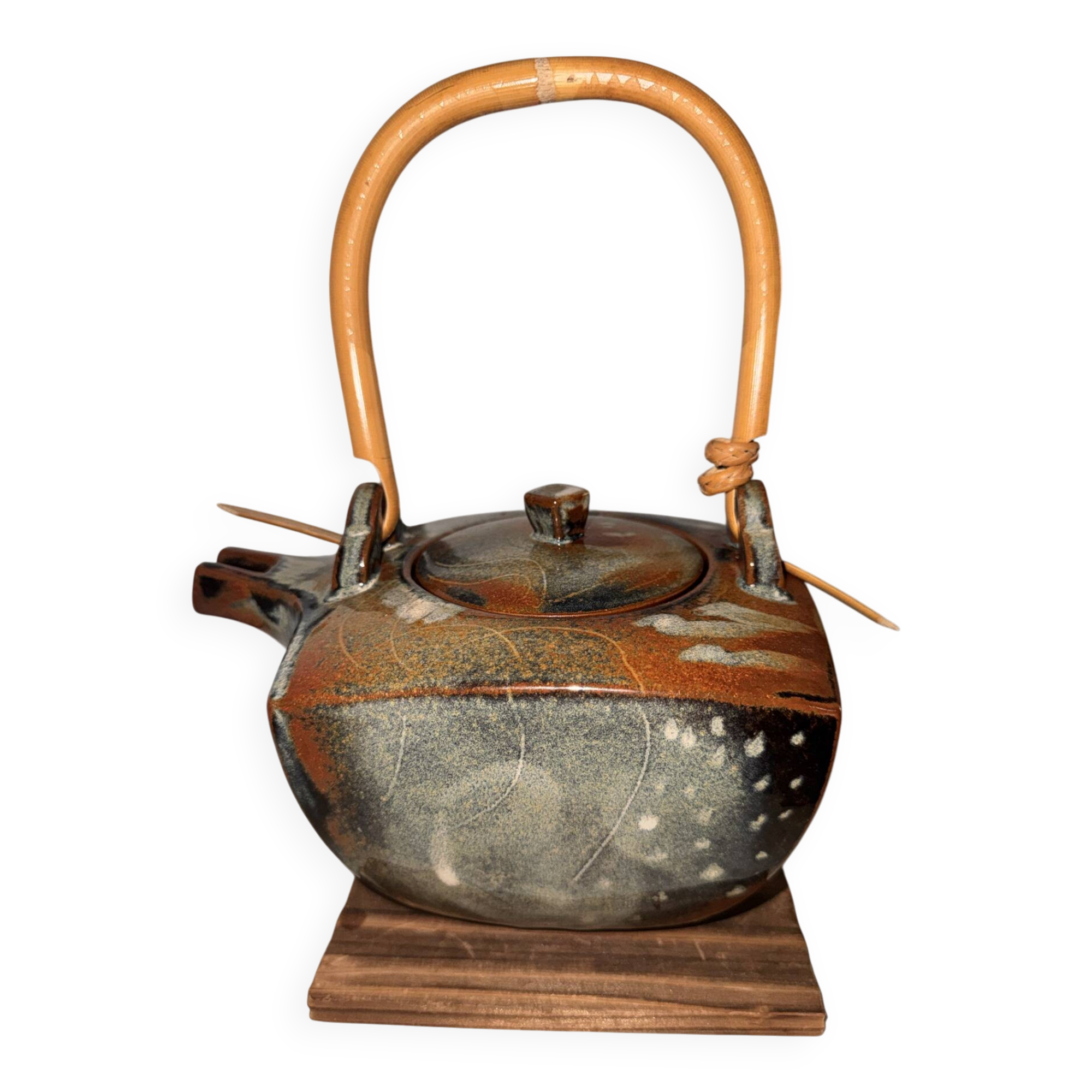 Ceramic teapots with bamboo handles by Elisabeth Wallet
