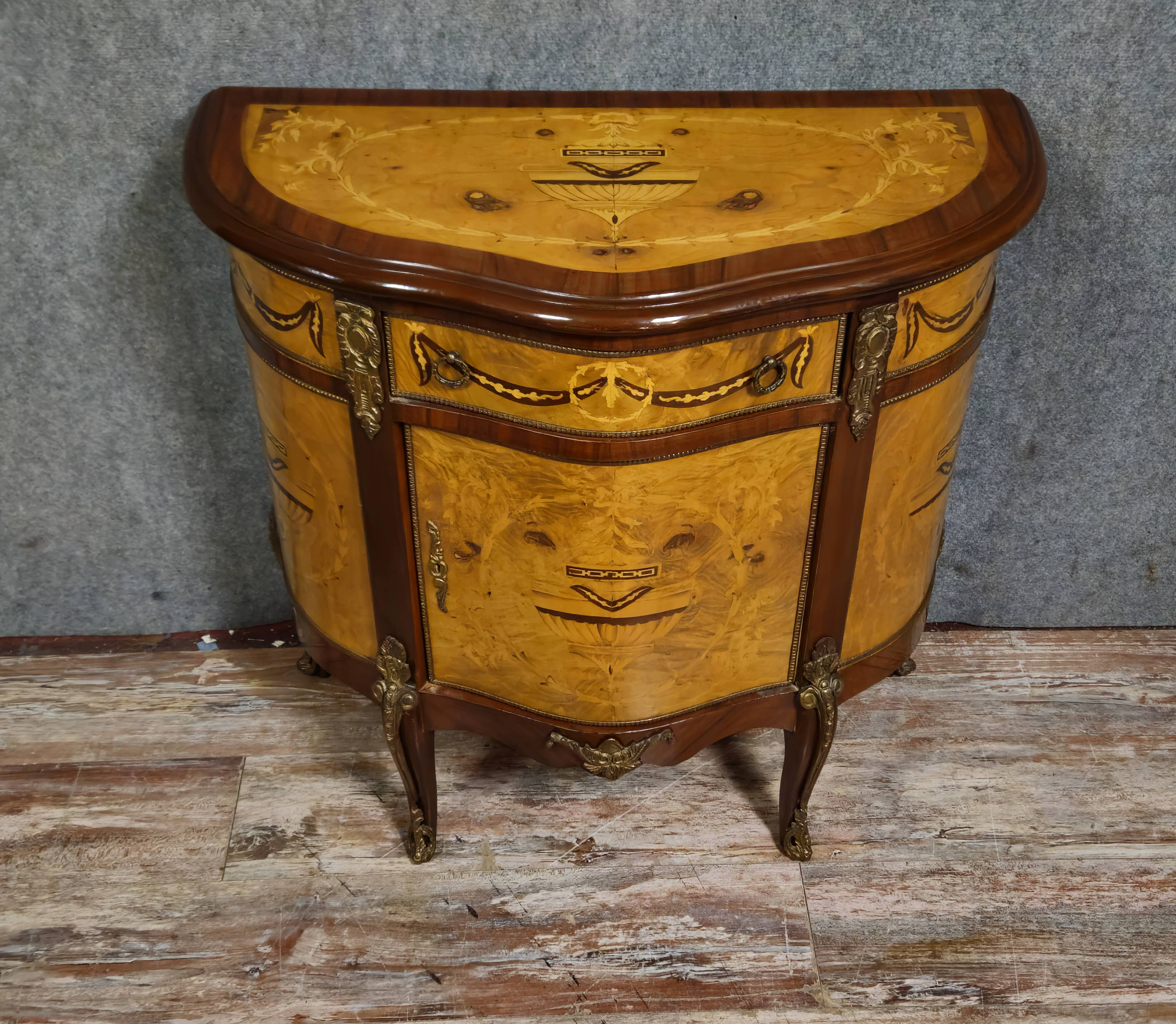 Commode demi-lune de style Louis XV en marqueterie et décors de bronze