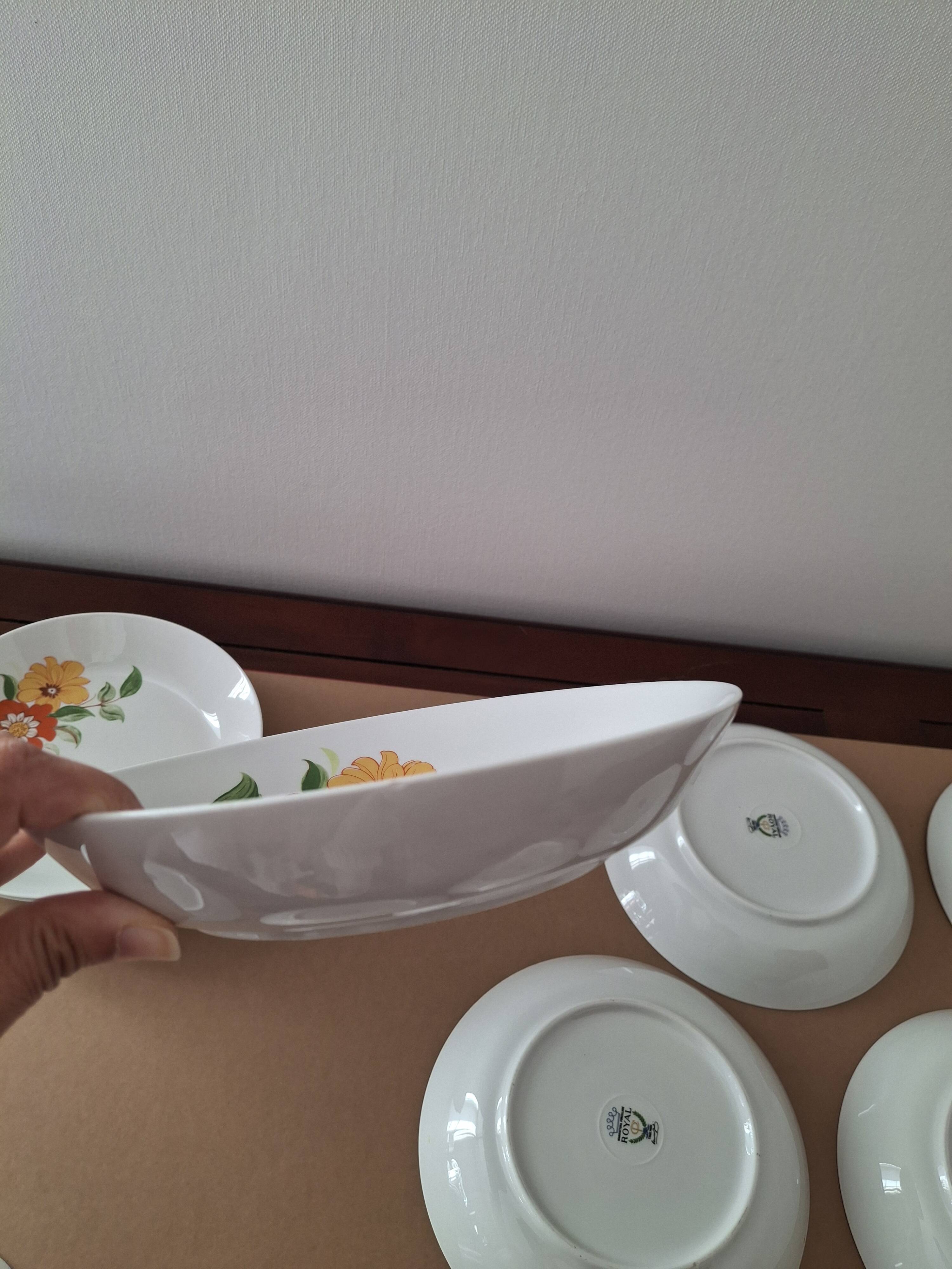 Vintage table service in Italian porcelain "Royal" with floral decoration.