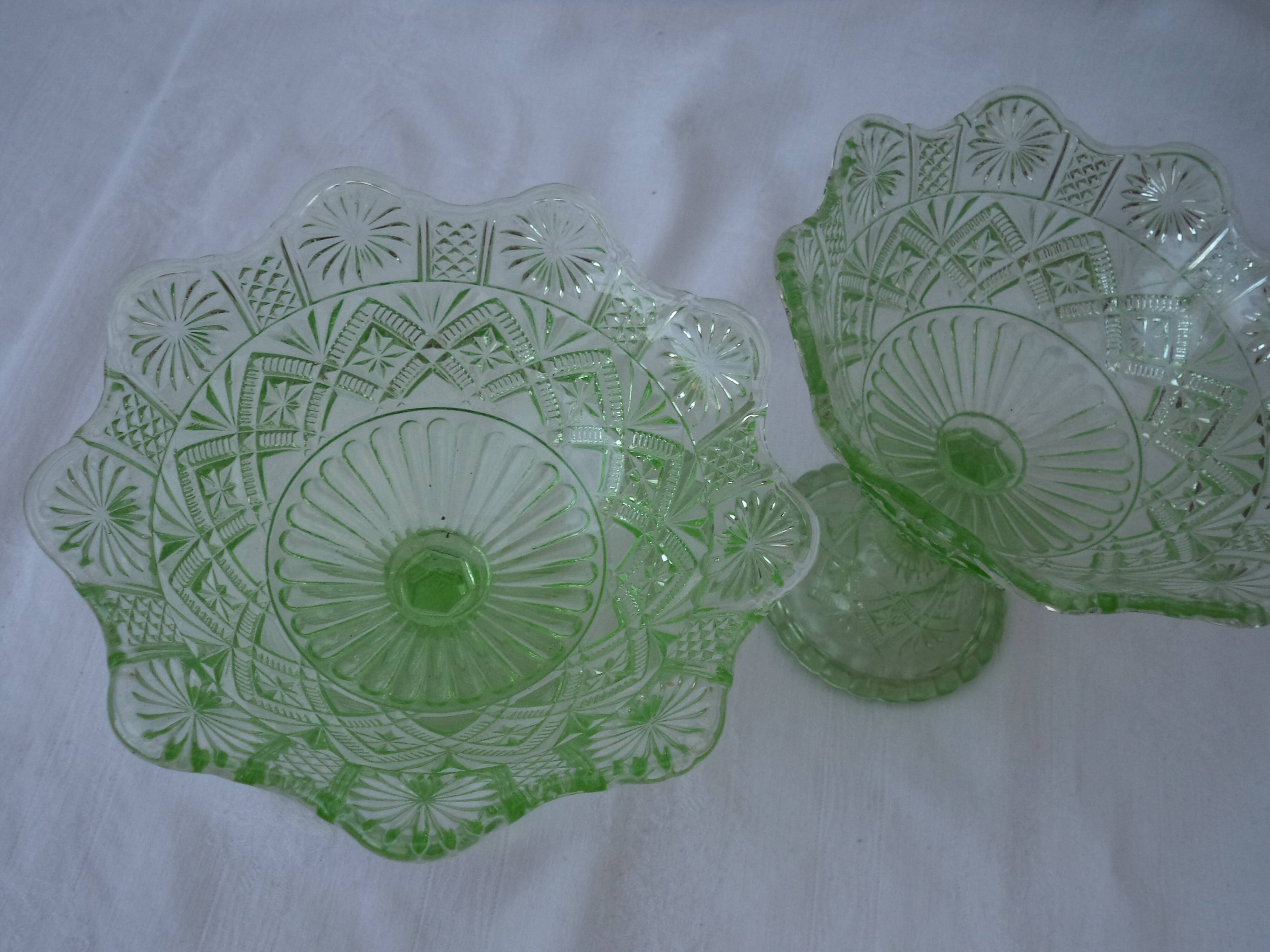 Paire de coupes drageoirs en verre pressé taillé vert absinthe