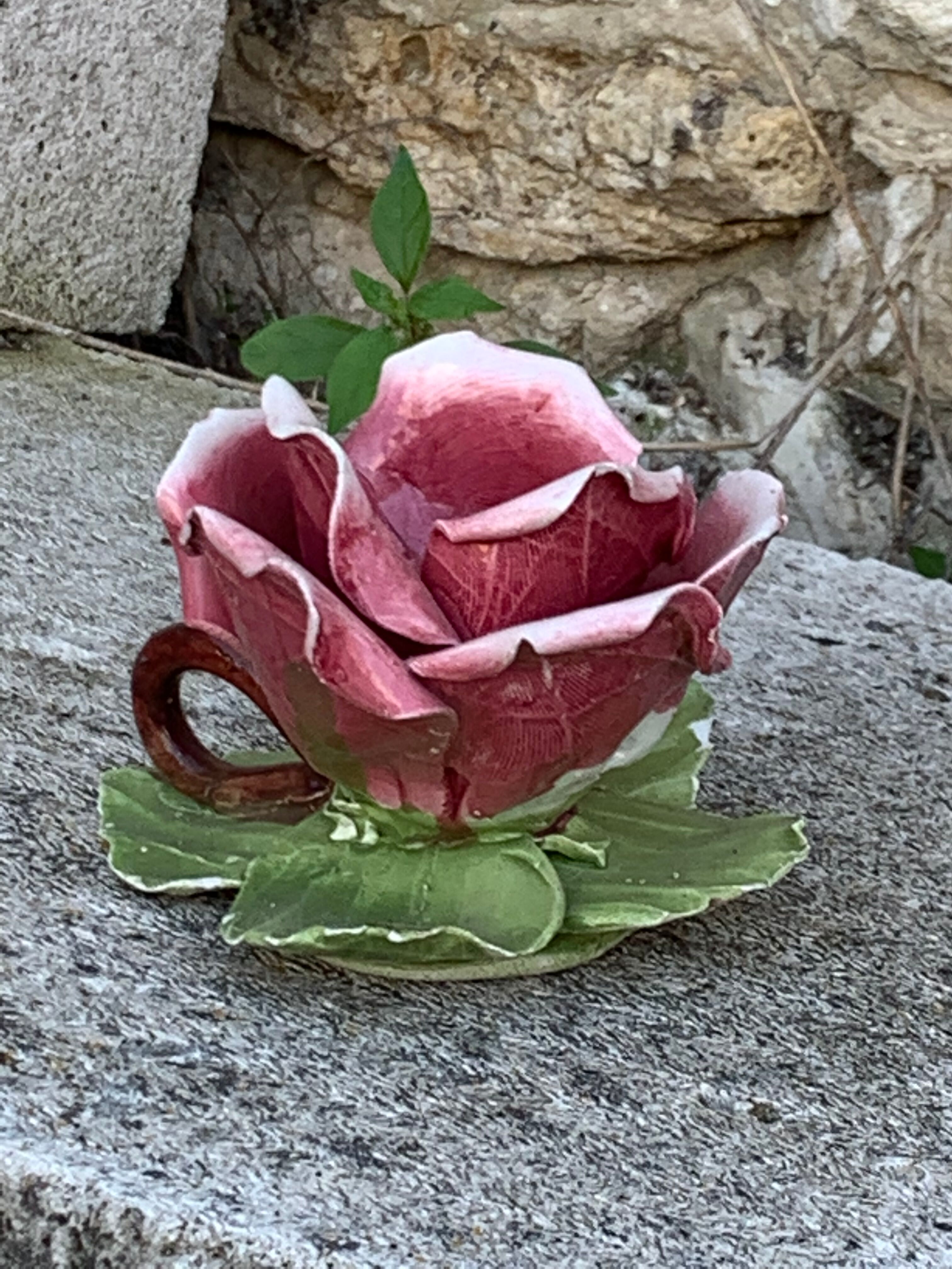 Candle holder in slurry the rose in old biscuit