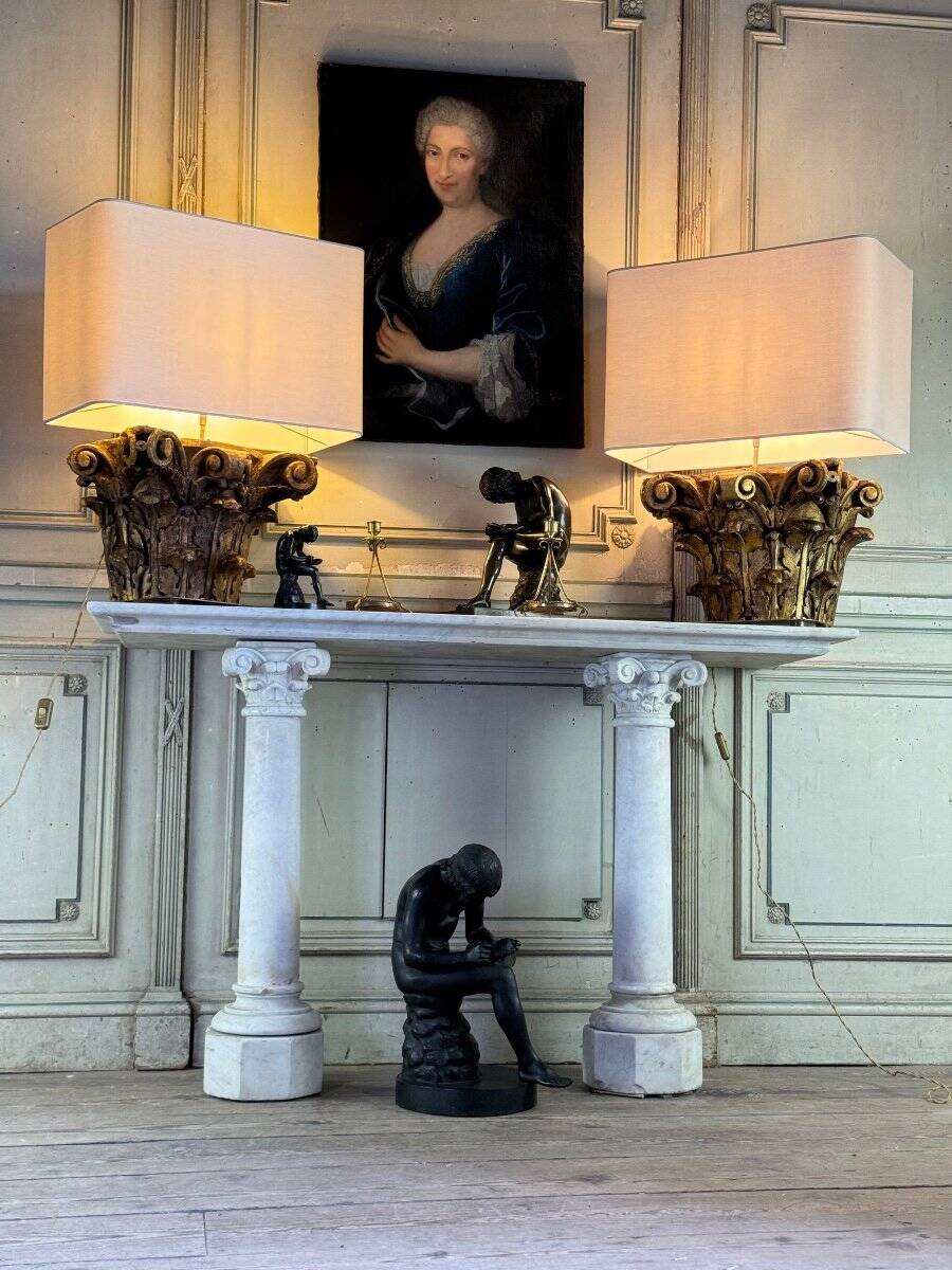 Pair of table lamps, half Corinthian capitals in carved and gilded wood, 18th century