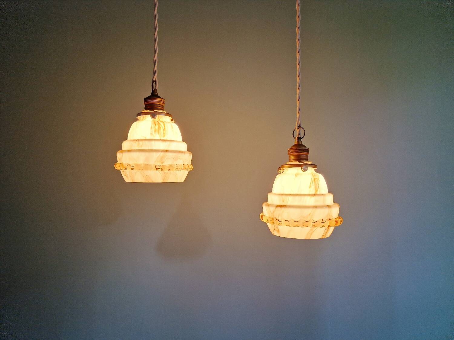 Duo de suspensions Art Déco en opaline et ouraline, 1920-30