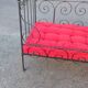Lit d'enfant transformé en banquette en fer forgé sur roulettes