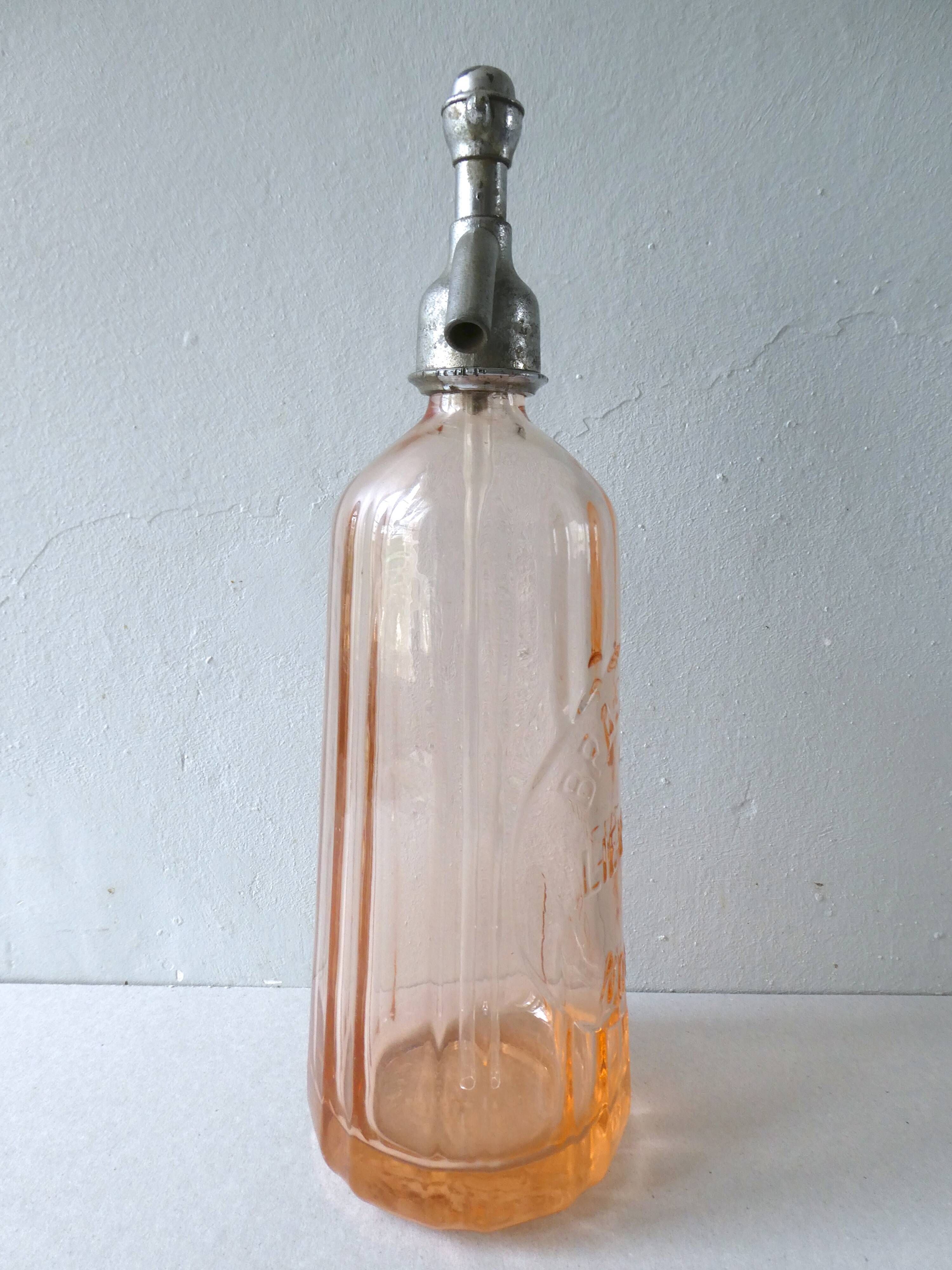 Siphon bouteille à eau de seltz, en verre rose, Lievaux à Noyon