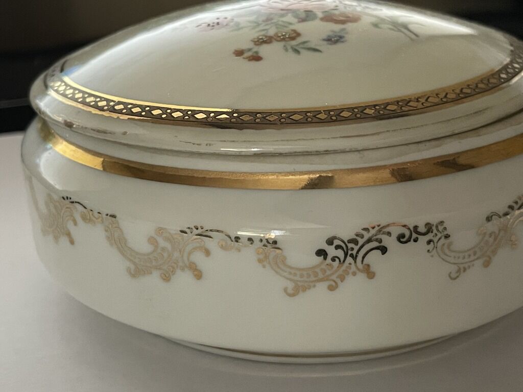 Porcelain candy box