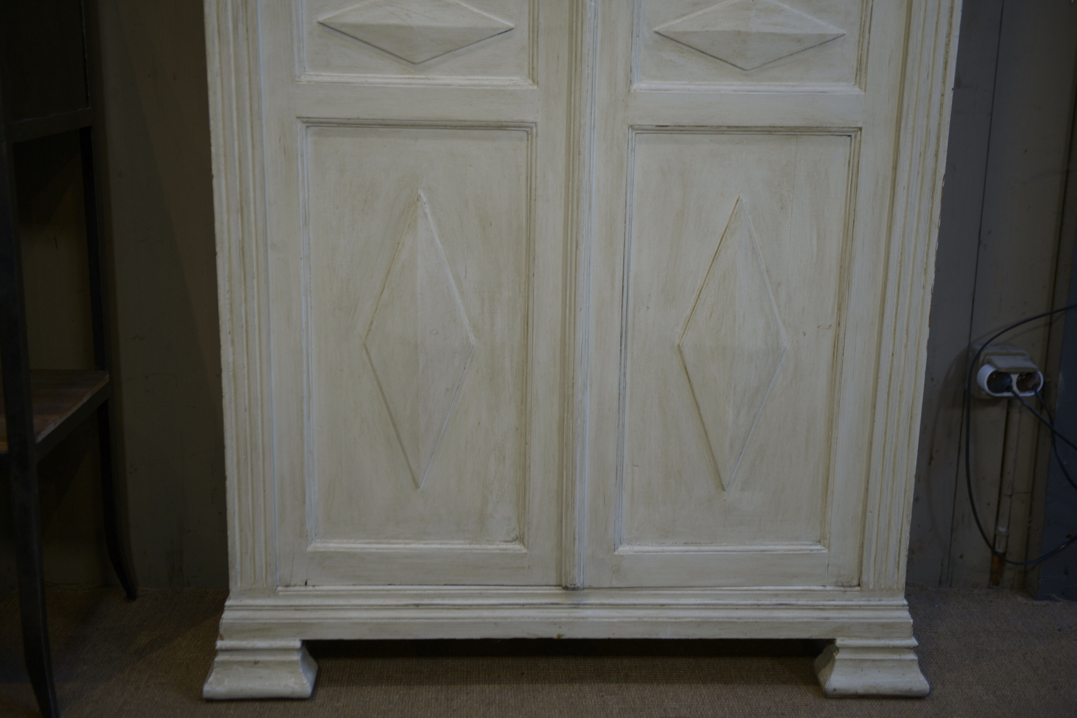 Showcase 2 doors mesh in fir 1930 patinated white