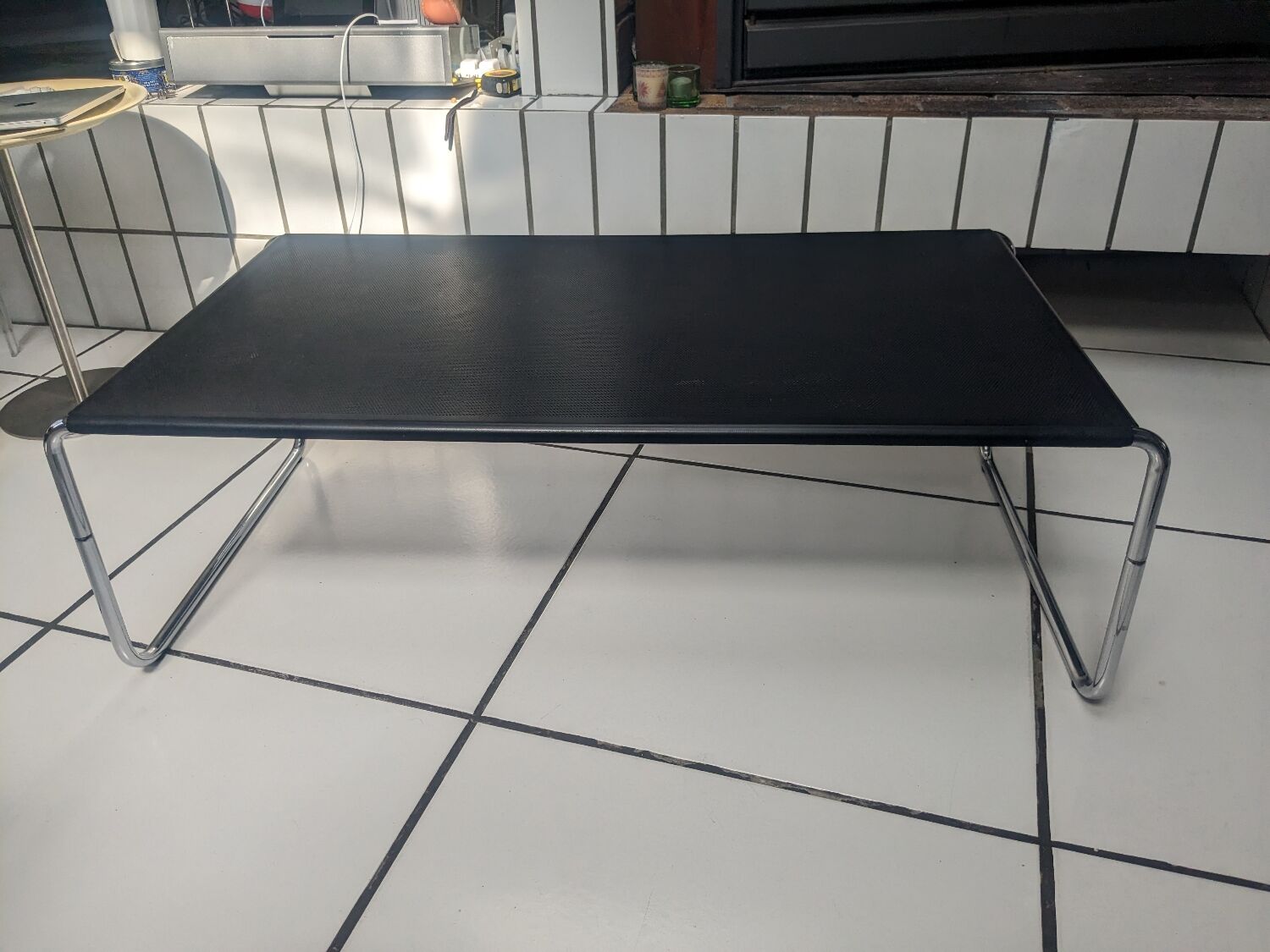 Table basse en métal chromé et tôle perforée