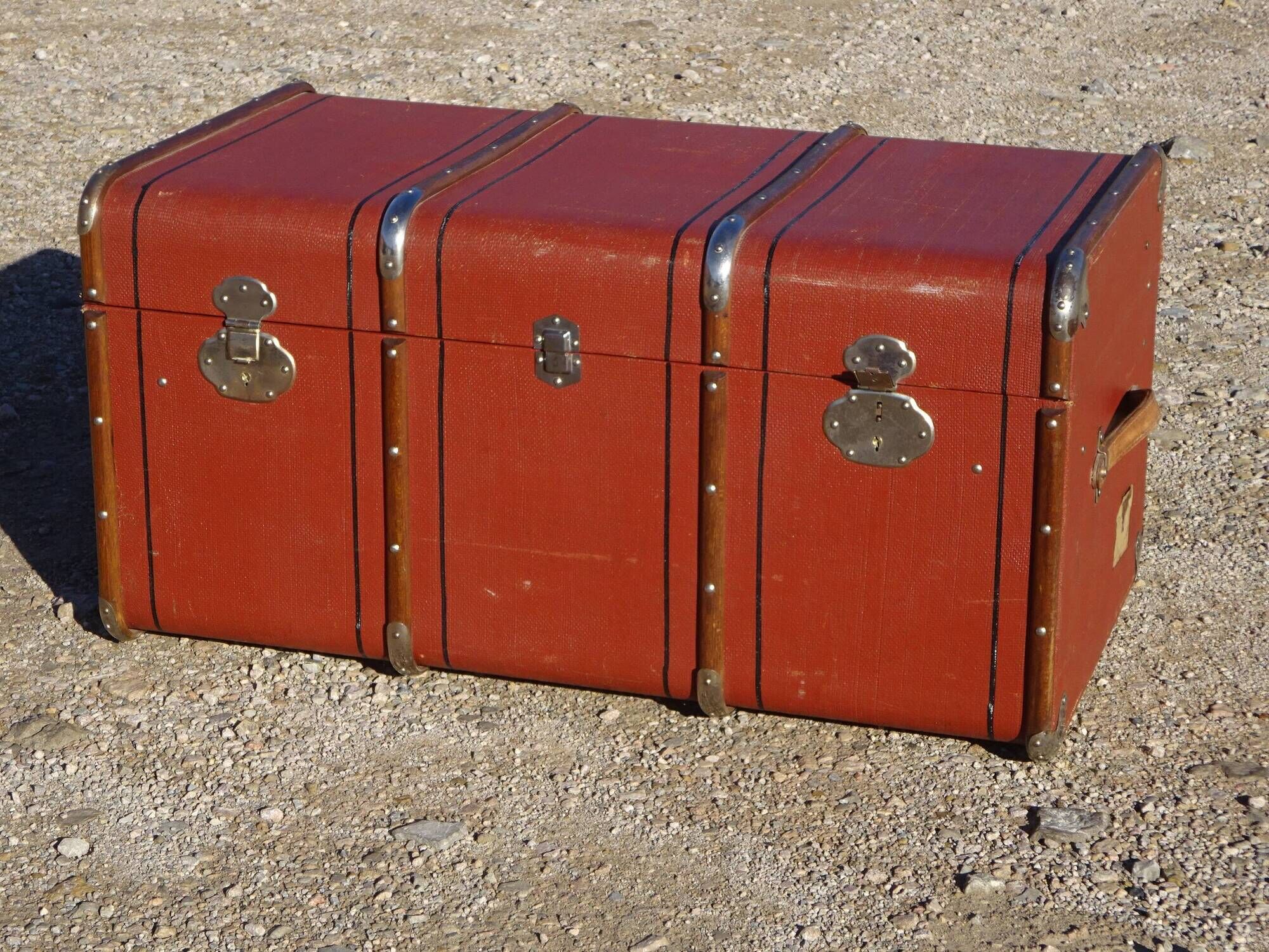 Ancienne malle de voyage cintrée