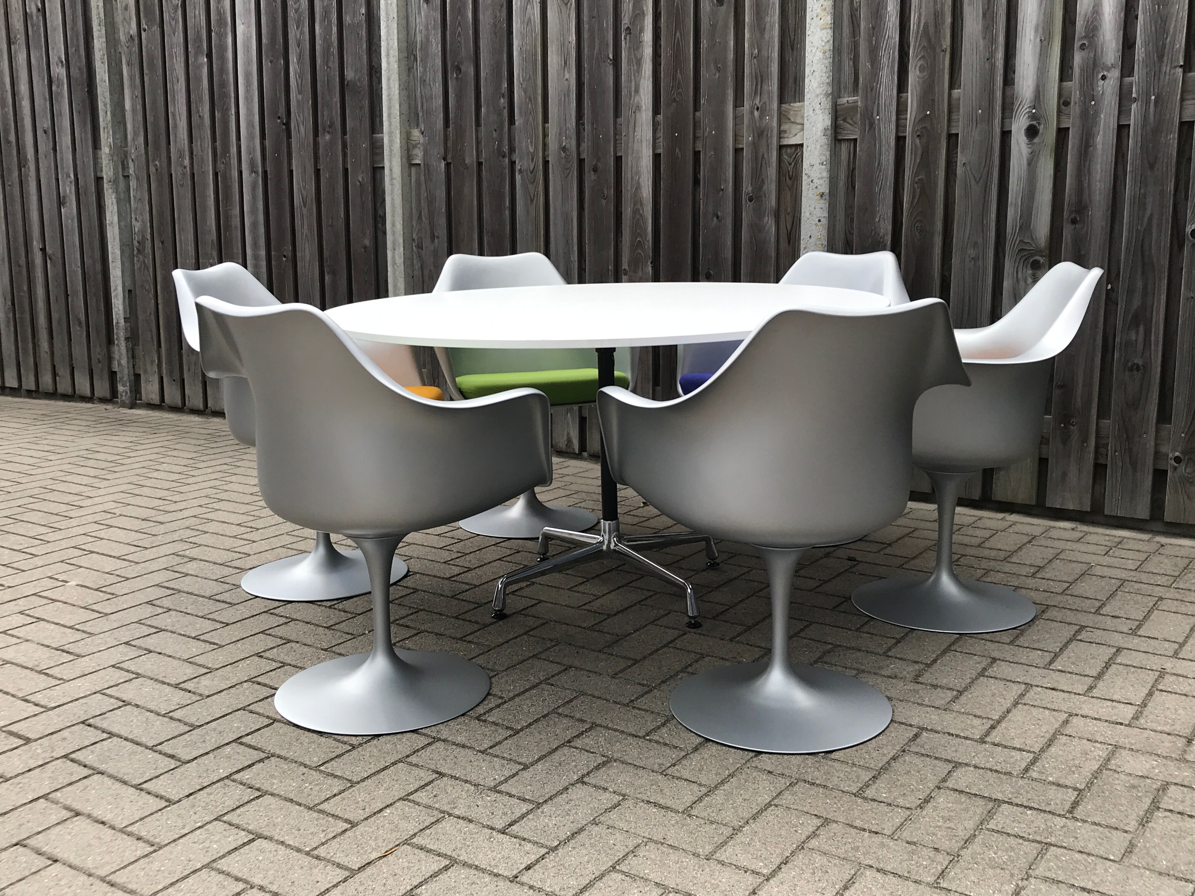 Round dining table by Charles & Ray Eames for Vitra 1980