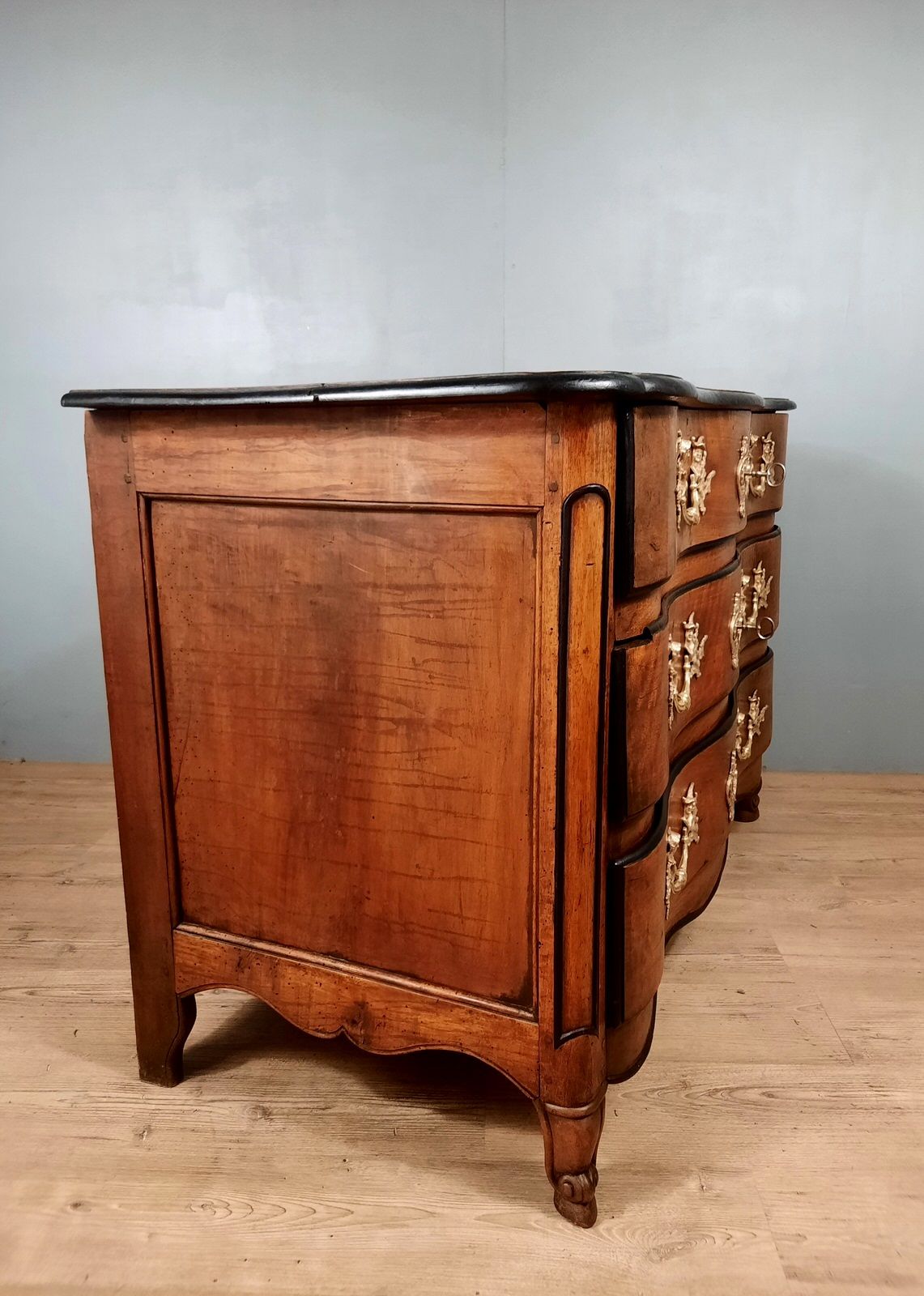 Chest of drawers crossbow louis XV in walnut XVIII th around 1750