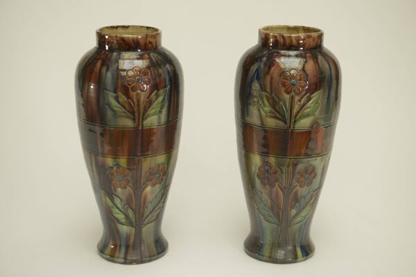 Paire de vases en barbotine début XXème estampillé BELGIUM 158