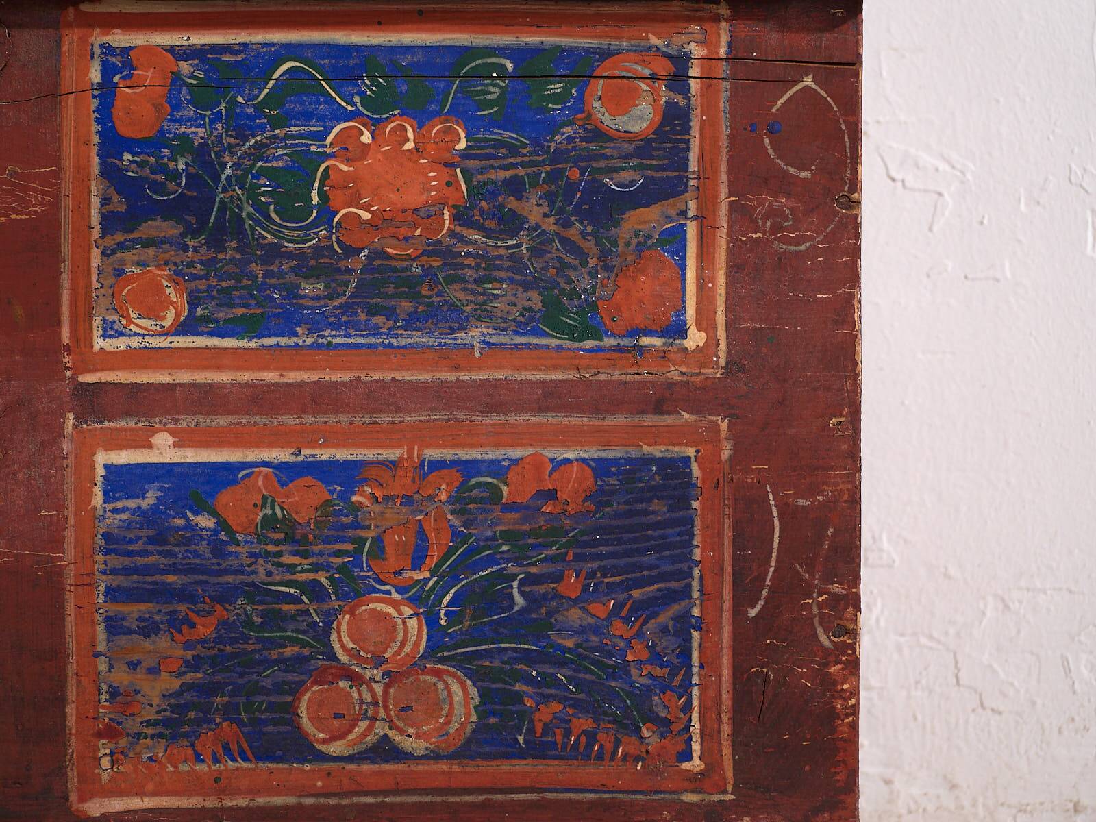 Antique hand-painted chest with floral motifs (1907) #100
