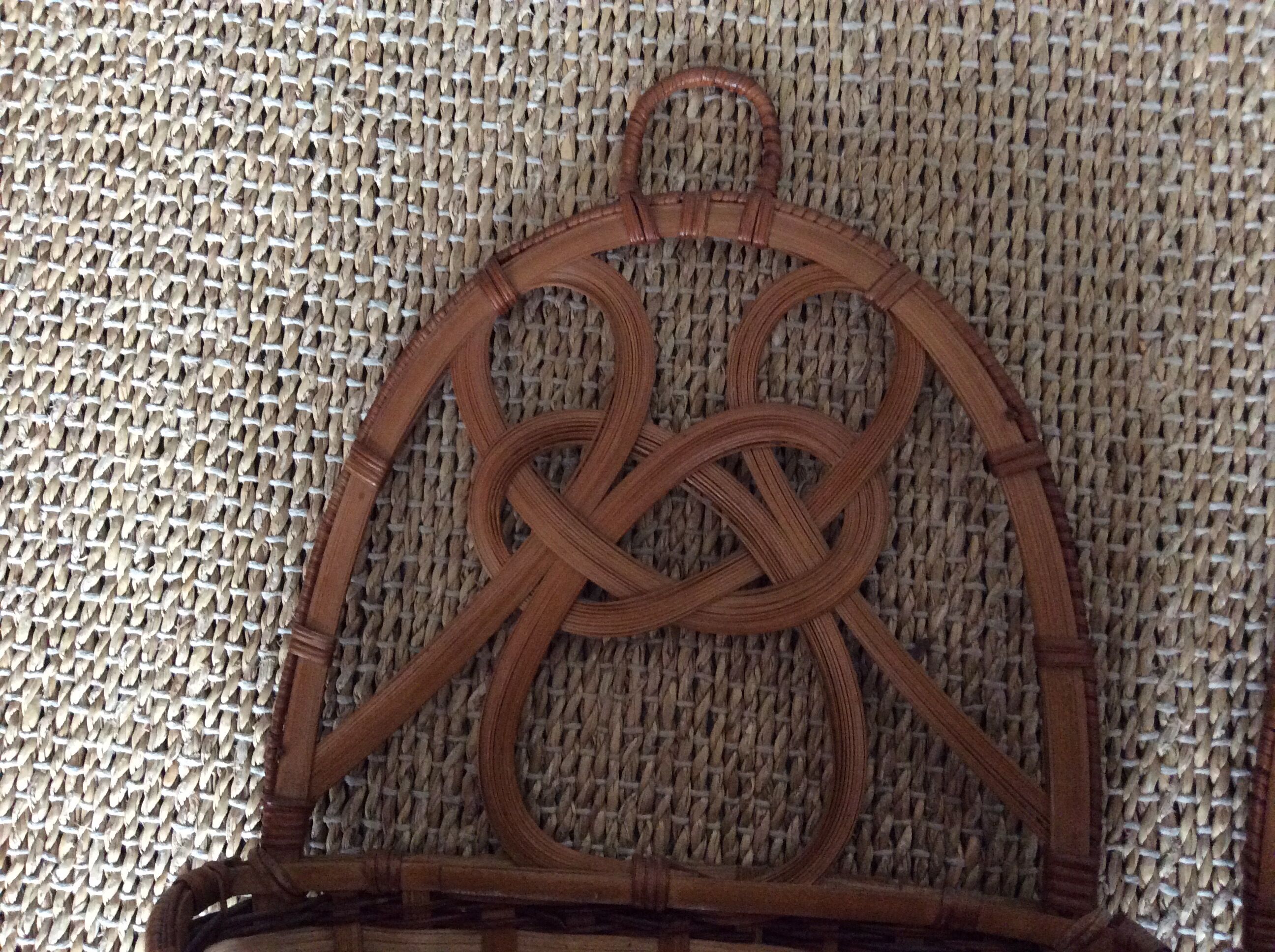 2 baskets to hang on the wall