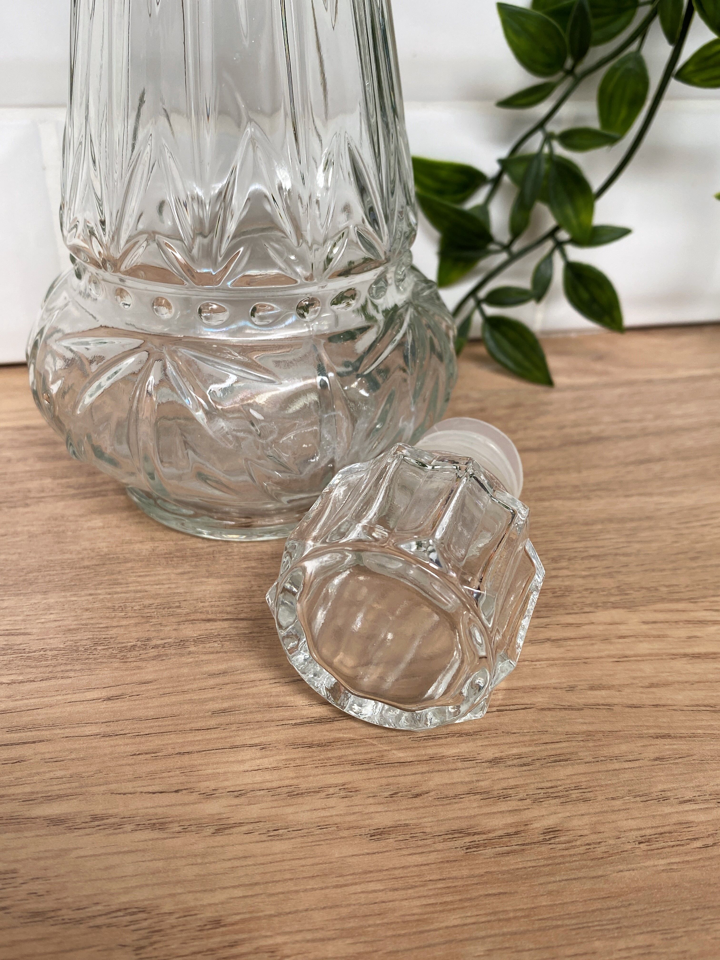 0.5 L molded glass decanter