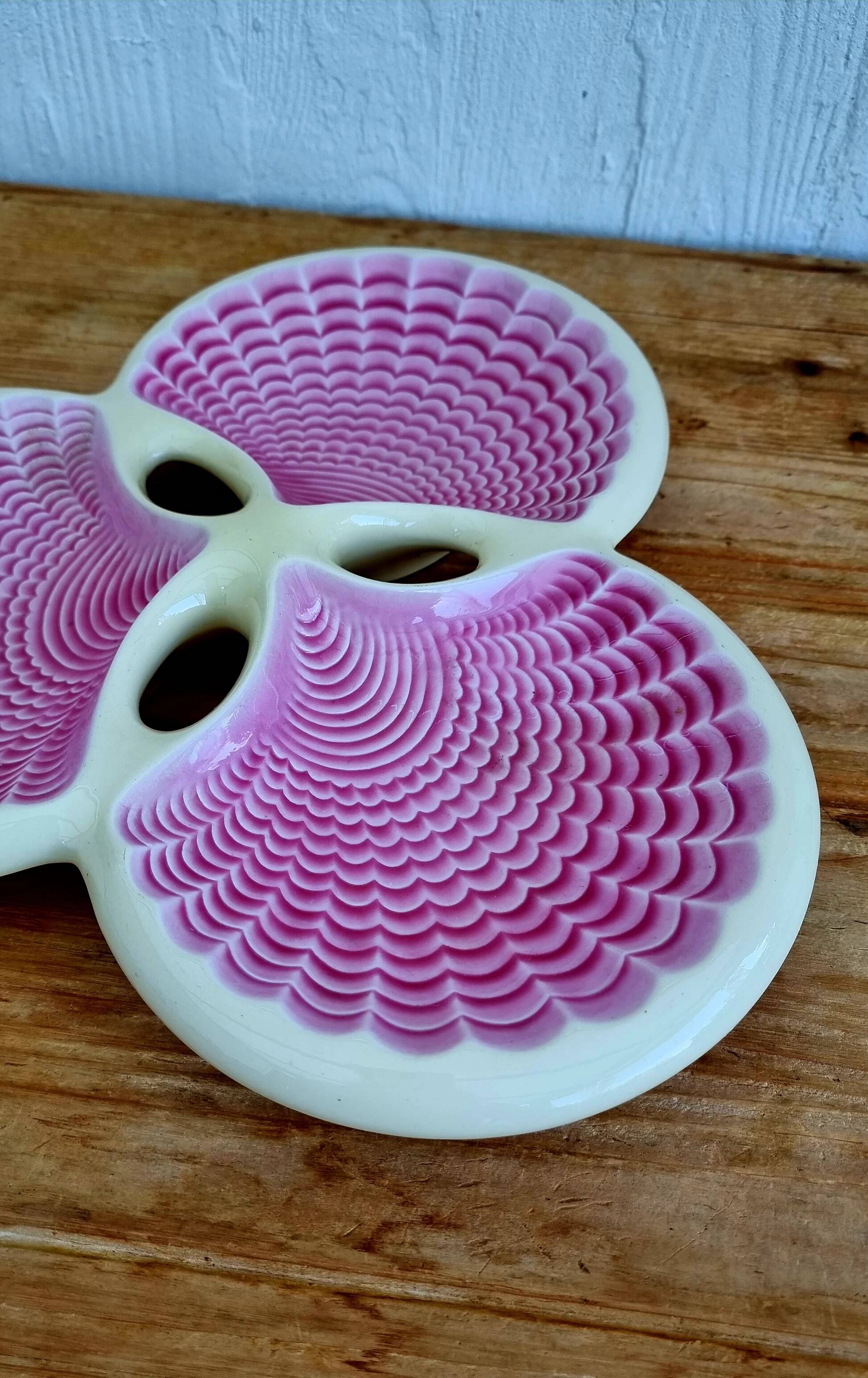 Vintage pink Verceram shell plate in French ceramic.