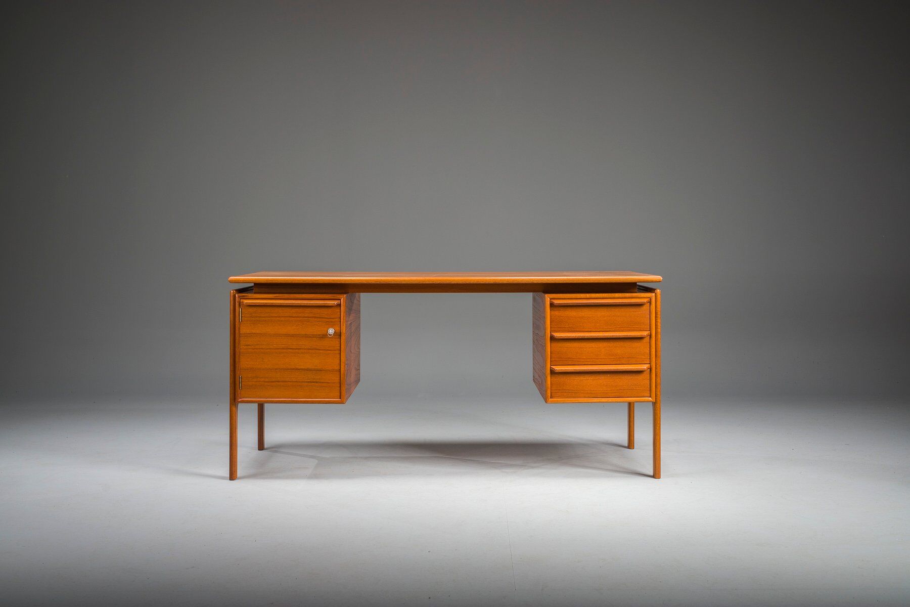 Mid-century modern teak freestanding desk from GV Møbler, 1960s
