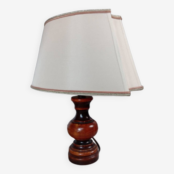 Lampe bois tourné, abat jour tissu écru forme rectangulaire, vintage