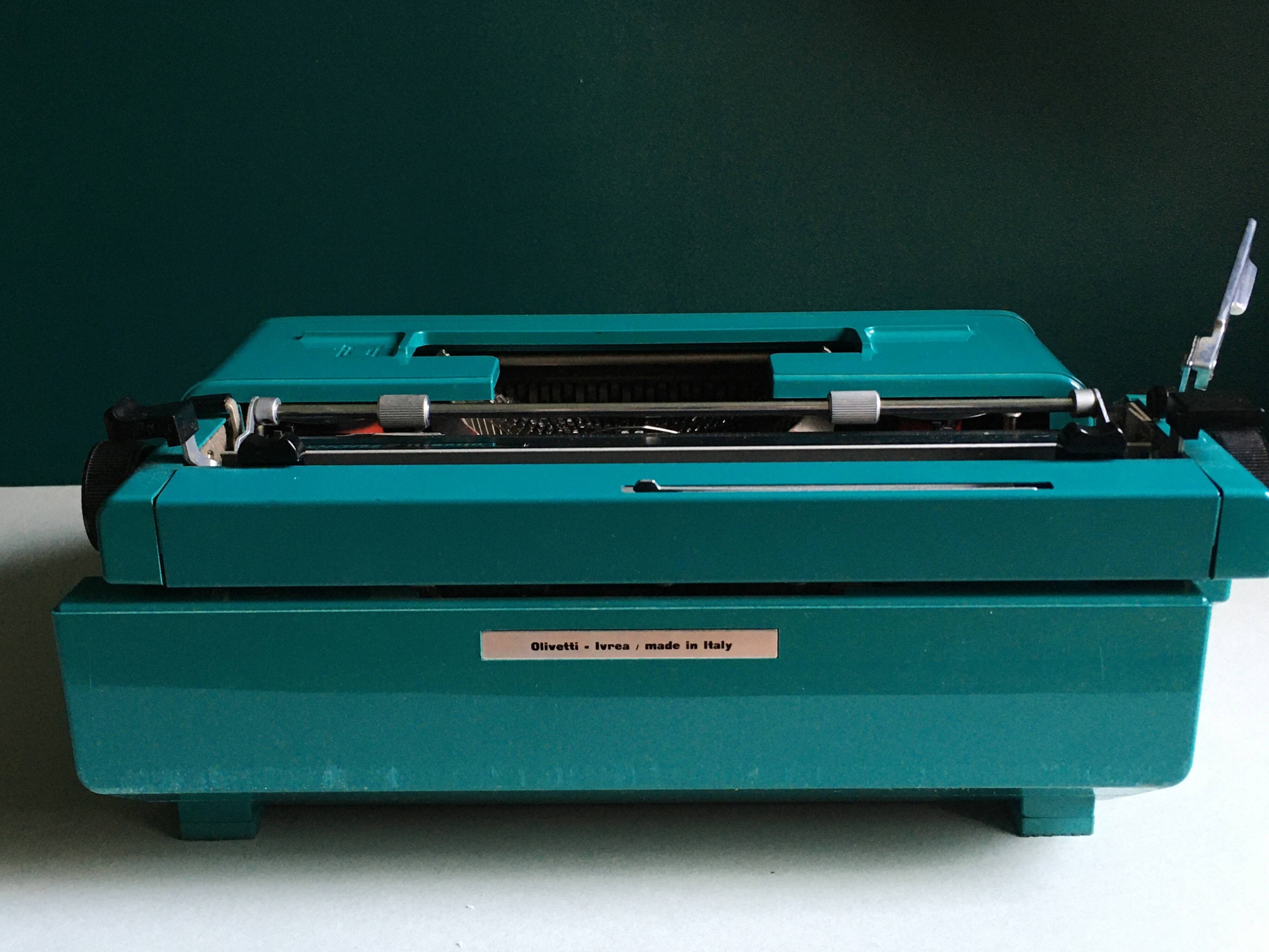 Machine à écrire vintage vert émeraude Olivetti Studio
