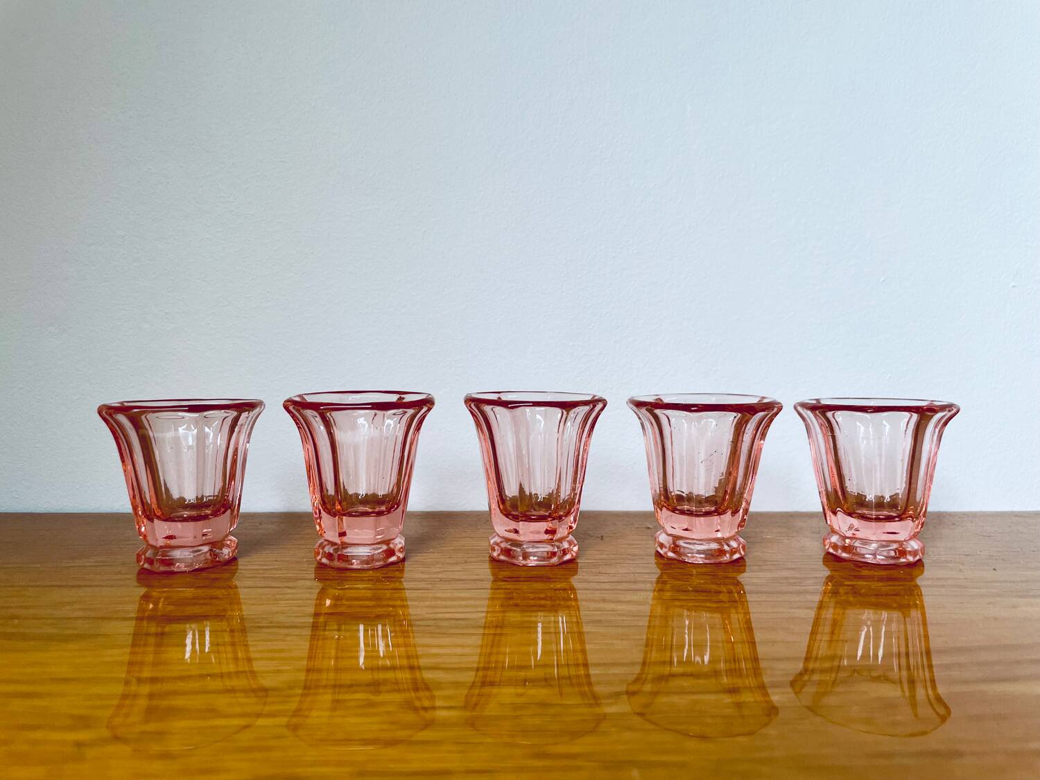 Verres à liqueur rose