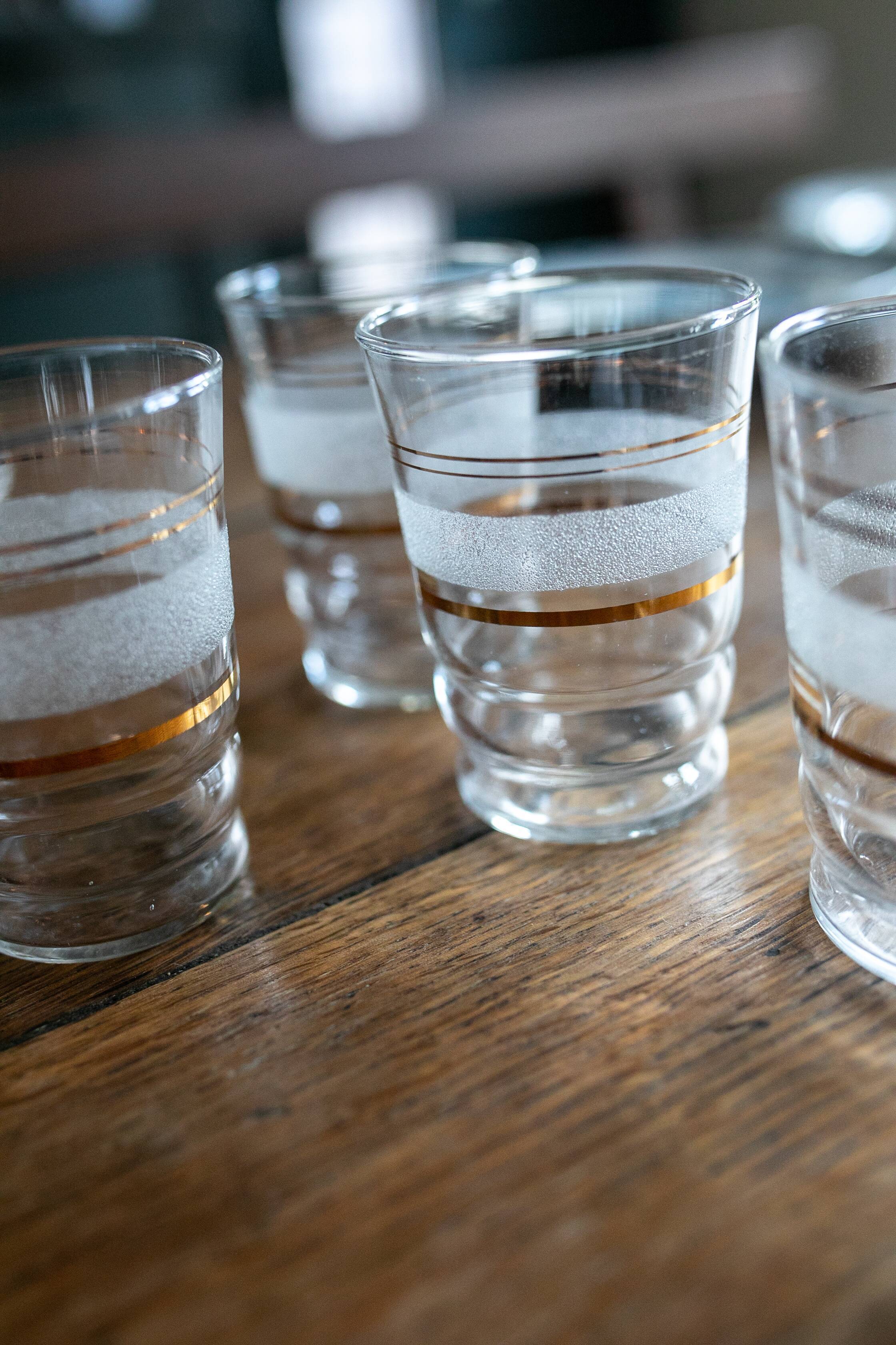 Lot de 8 verres granités blancs