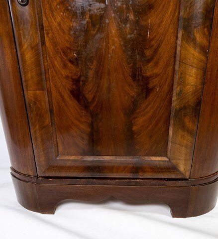 Antique late empire corner cabinet of mahogany and in great vintage condition from the 1840s.