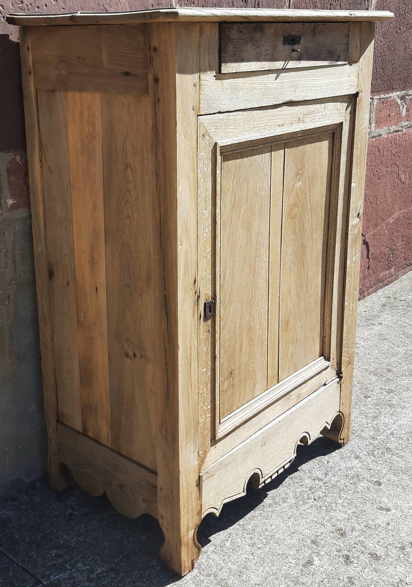 Confiturier or sideboard.