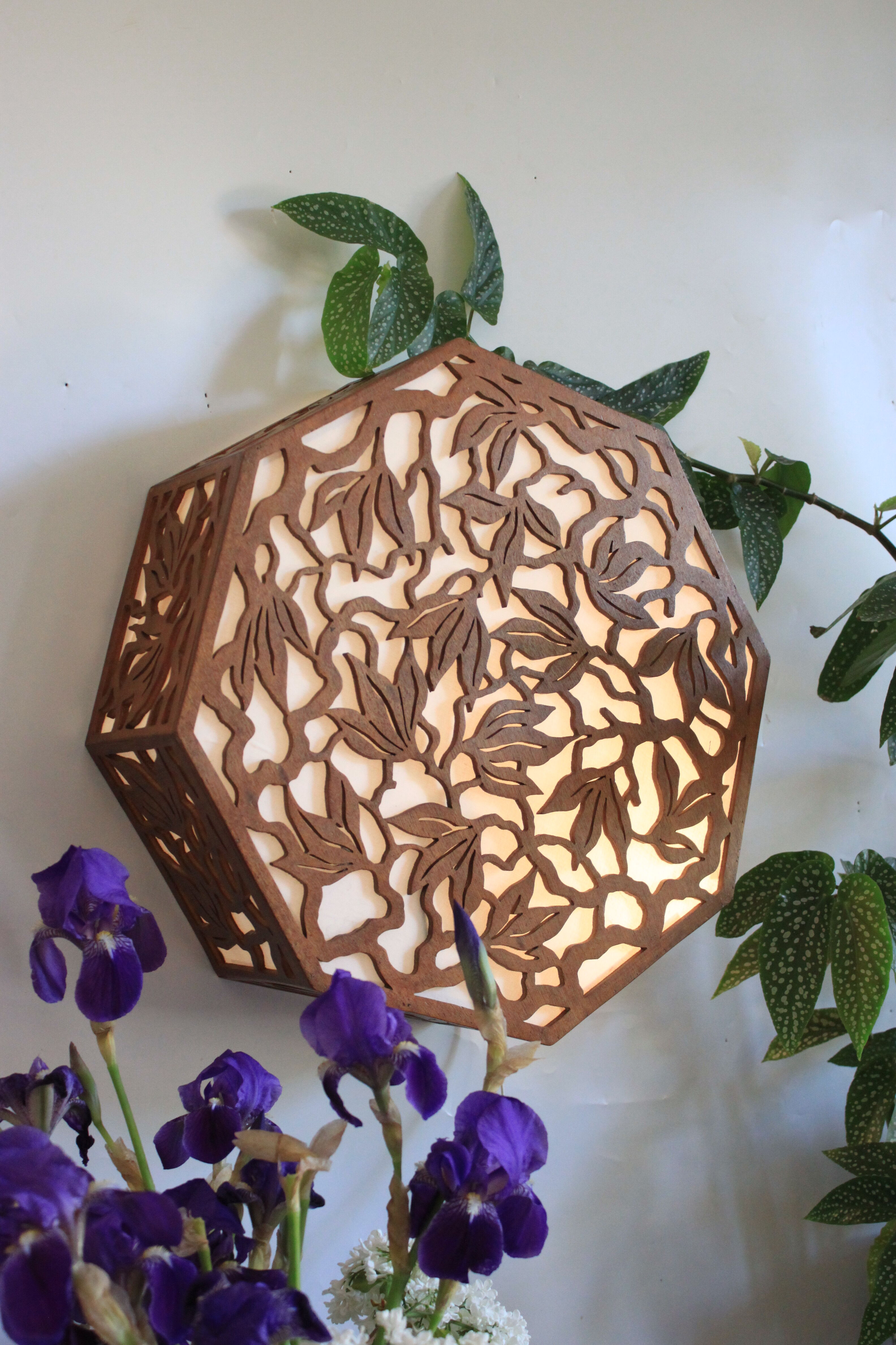 Wall lamp, suspension of the 20s in openwork wood, folk art