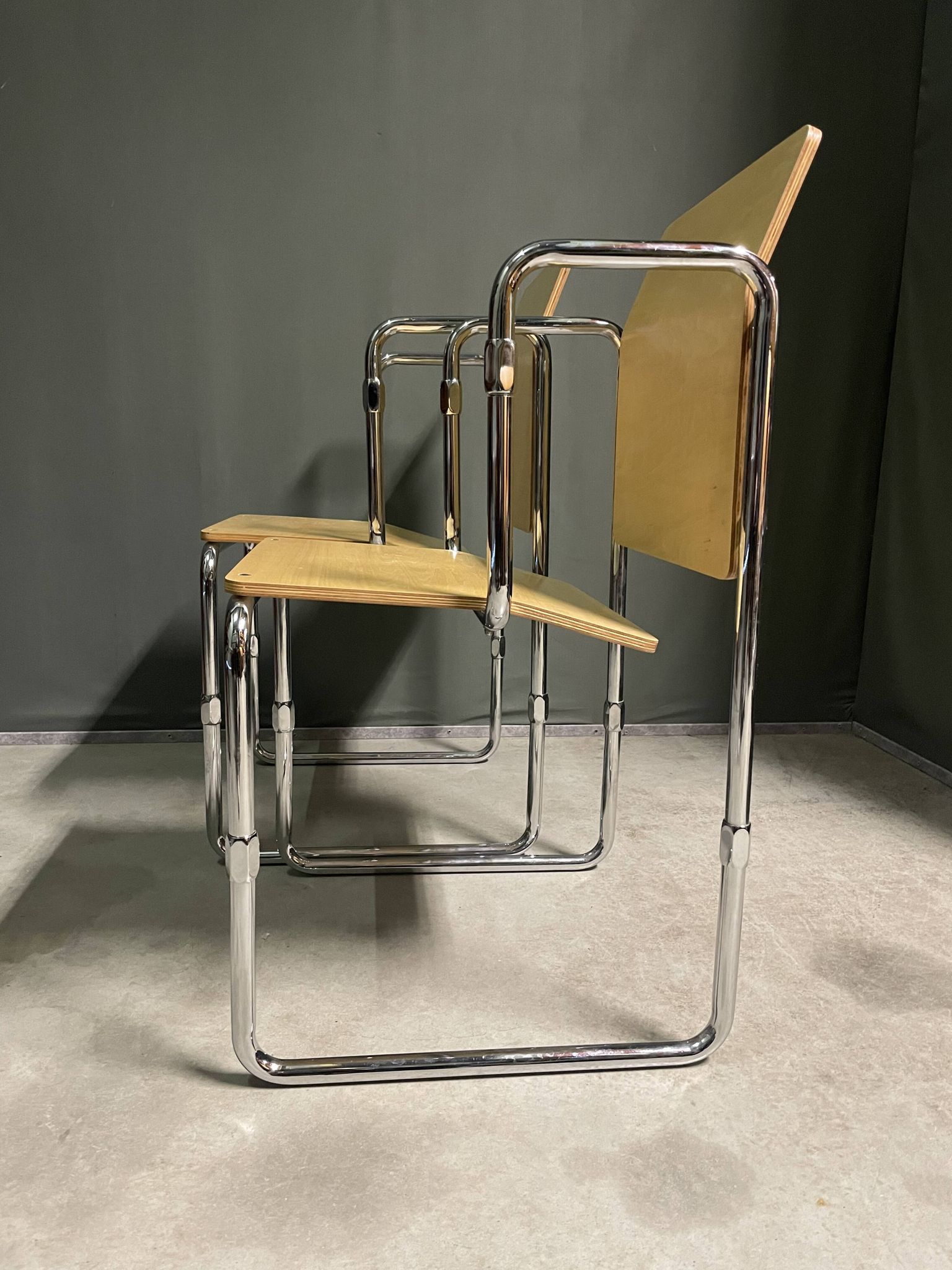 Une paire de chaises Hopmi de Gerrit Thomas Rietveld