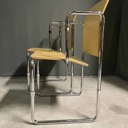 Une paire de chaises Hopmi de Gerrit Thomas Rietveld