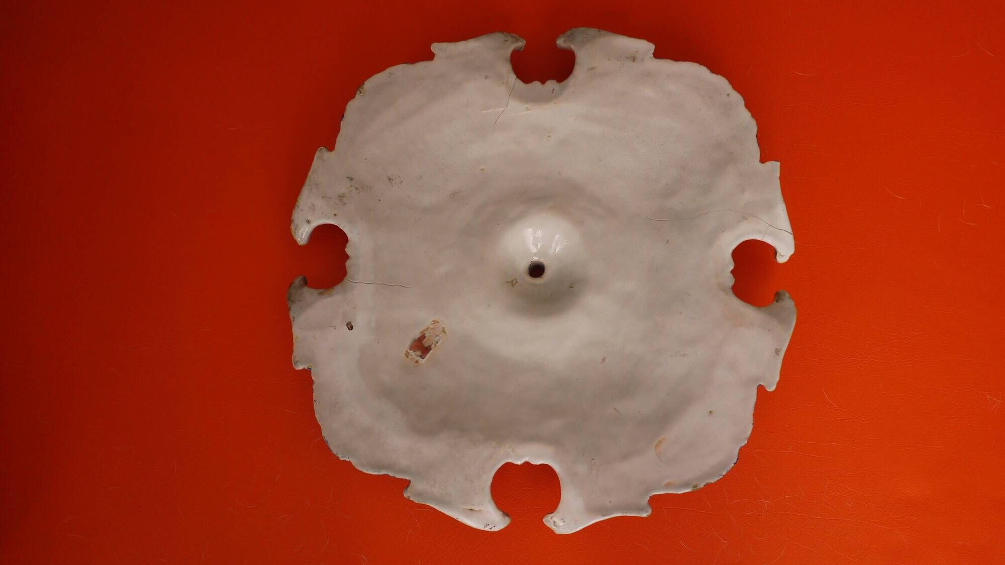 Ceiling light or rosette in enamelled ceramic from the end of the 19th century.