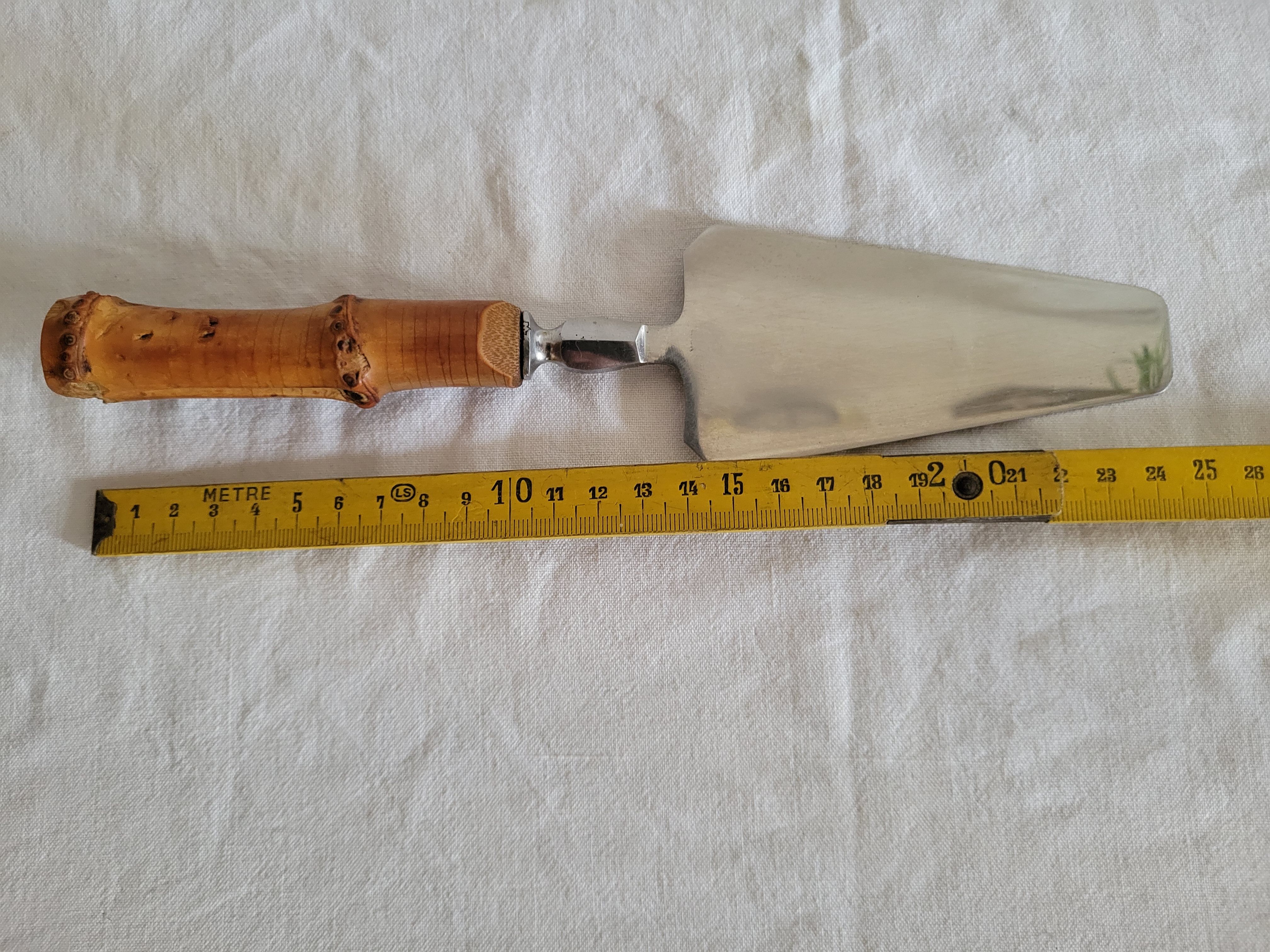 Pie shovel with bamboo handle