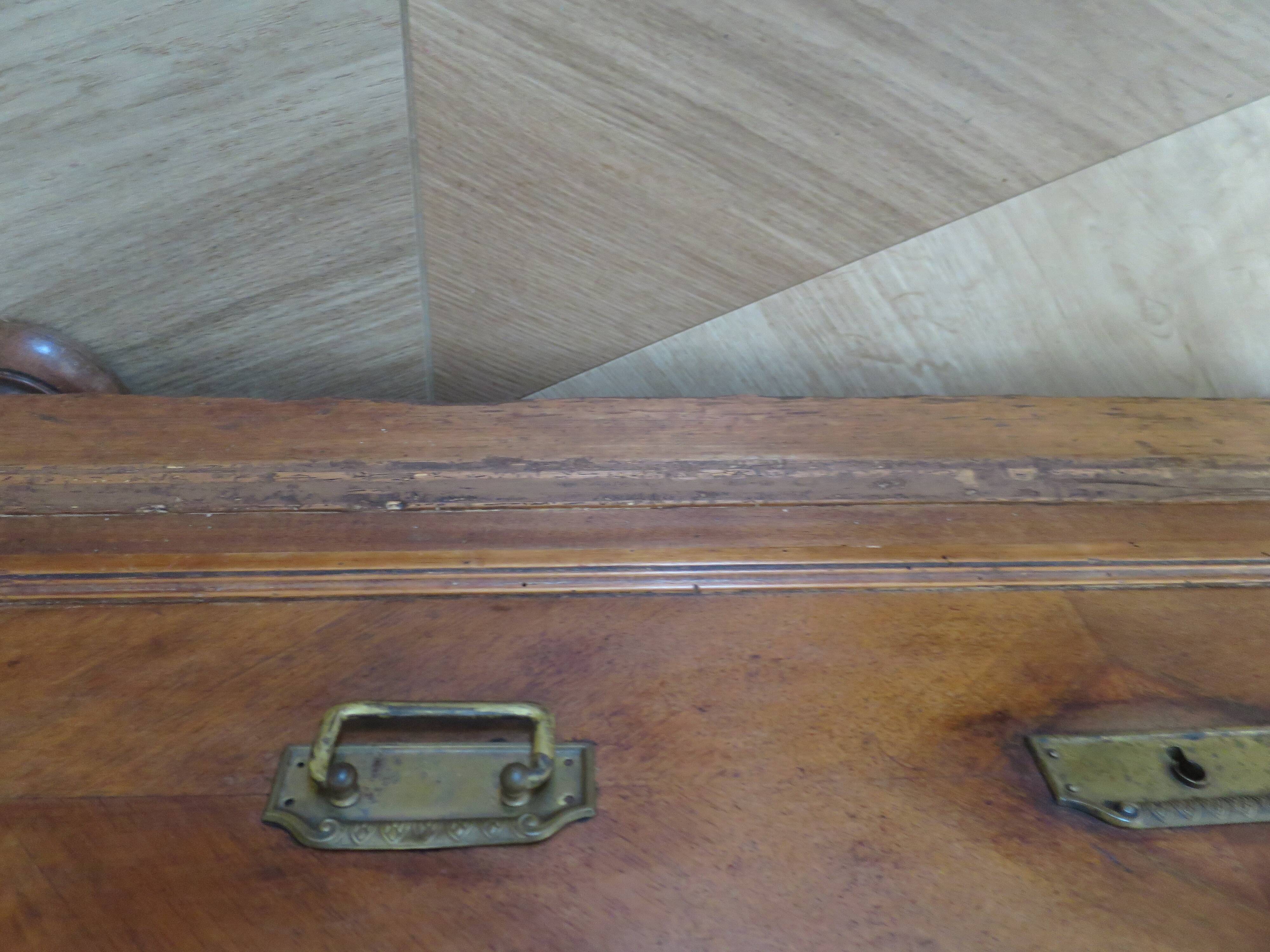 Louis Philippe style chest of drawers with 4 drawers in solid walnut and marble, 1900-1950.