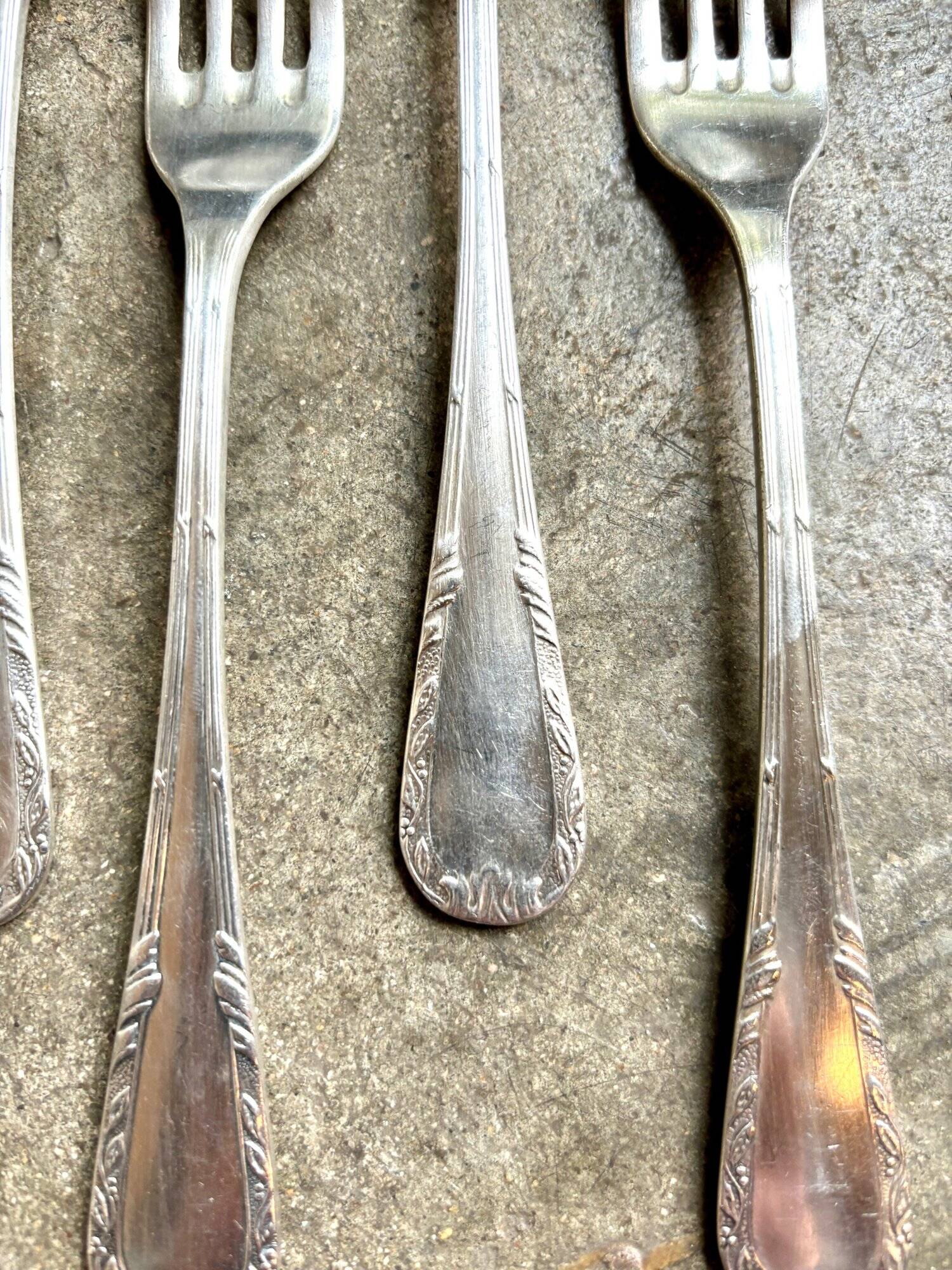 4 silver-plated forks