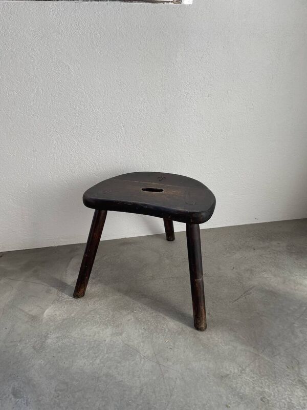 Tabouret tripode de berger chêne brutaliste