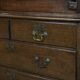 Grand coffre à tiroirs / bureau / coffre en chêne anglais du XVIIIe siècle avec des compartiments secrets et un intérieur en gradins.