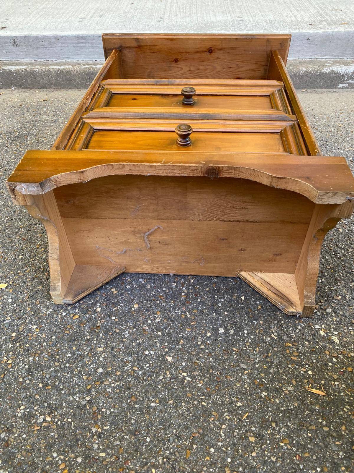 2 tables de chevet en pin massif style Louis XIV