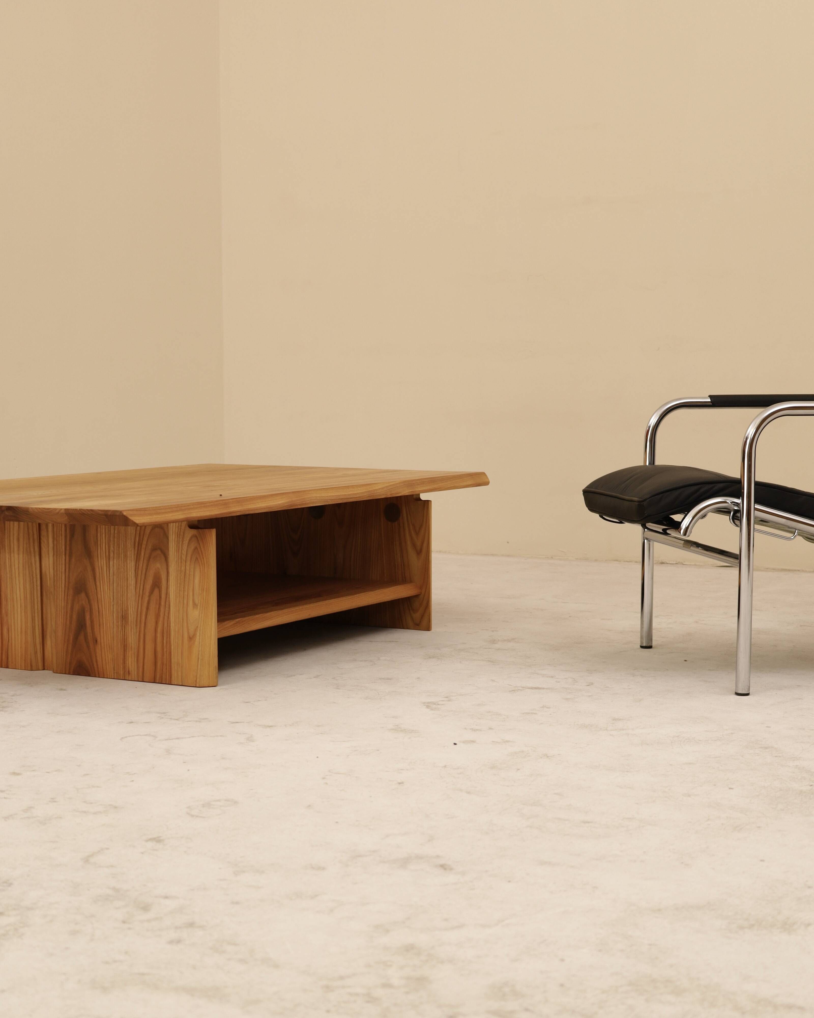 Table basse en orme massif, France, 1980