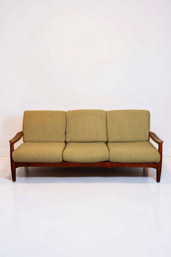 Canapé vintage danois 3 places en teck avec nouvelle housse bouclé vert mousse