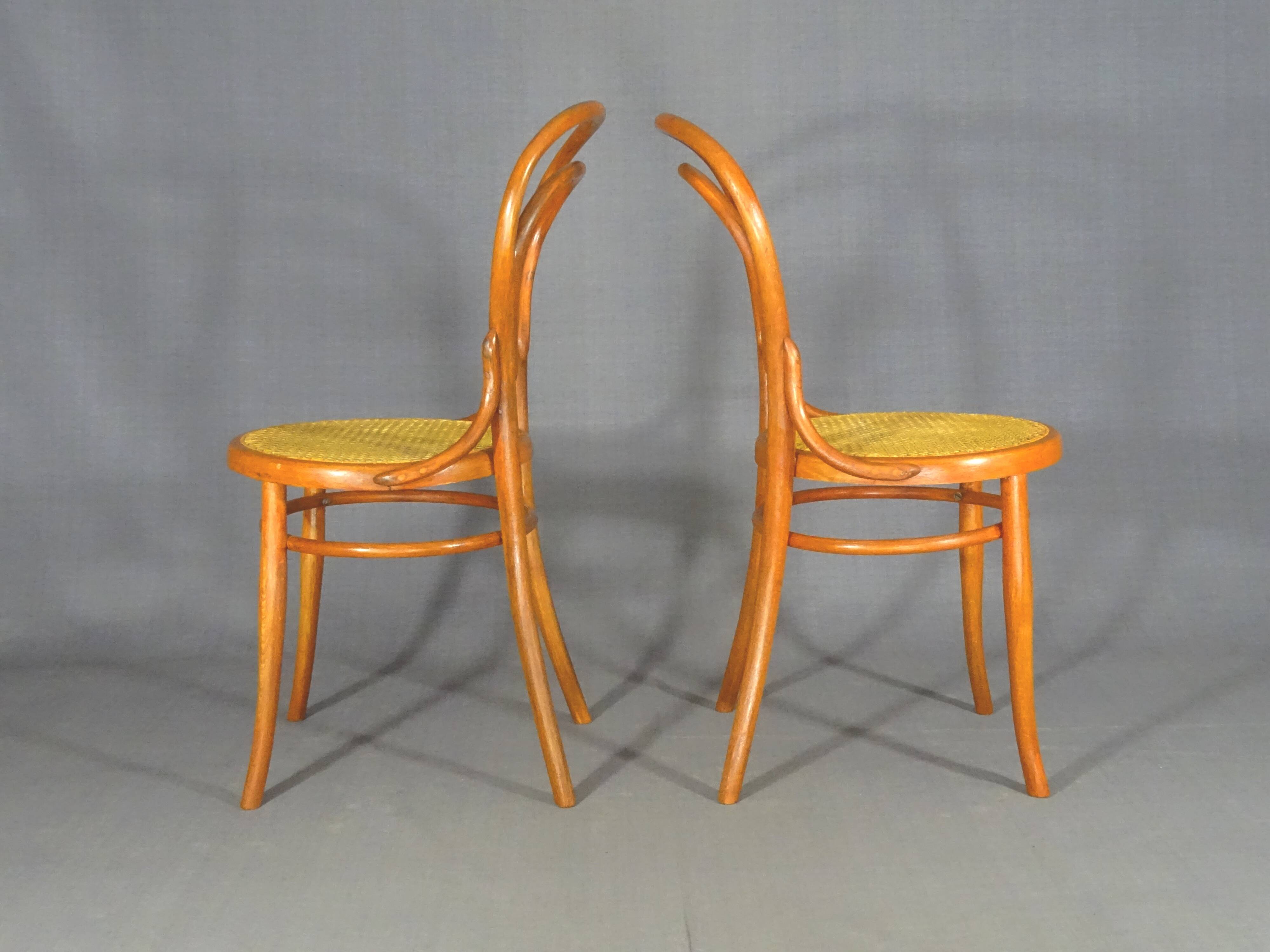 2 Chaise bistrot cannées N°14 de Joseph Hofmann "teinte merisier"